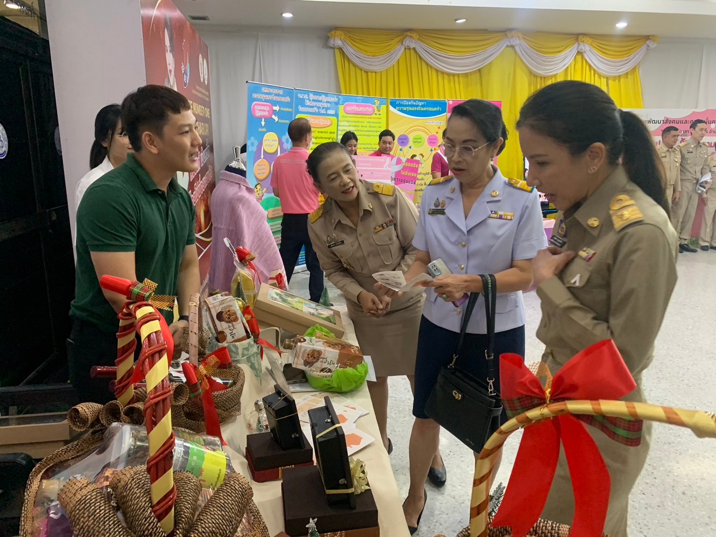 พช.นนท์ จัดบู๊ทแสดงและจำหน่ายกระเช้าผลิตภัณฑ์ OTOP