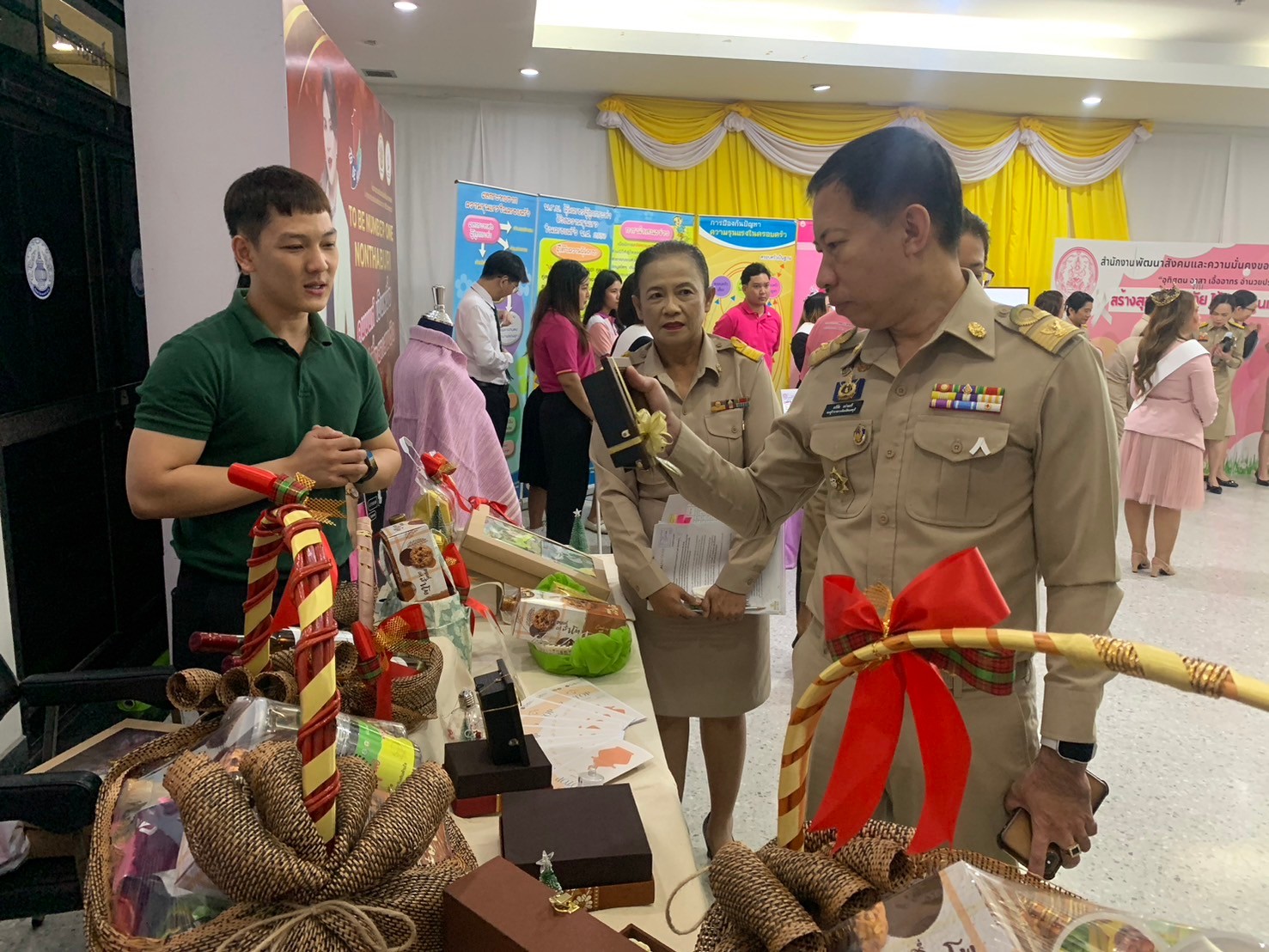 พช.นนท์ จัดบู๊ทแสดงและจำหน่ายกระเช้าผลิตภัณฑ์ OTOP