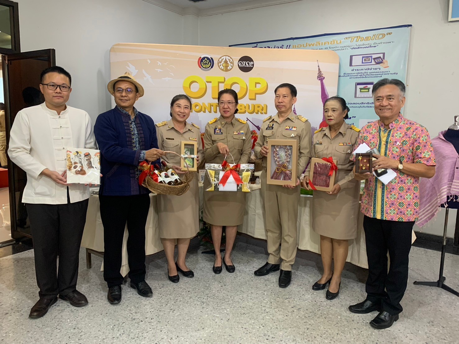 พช.นนท์ จัดบู๊ทแสดงและจำหน่ายกระเช้าผลิตภัณฑ์ OTOP