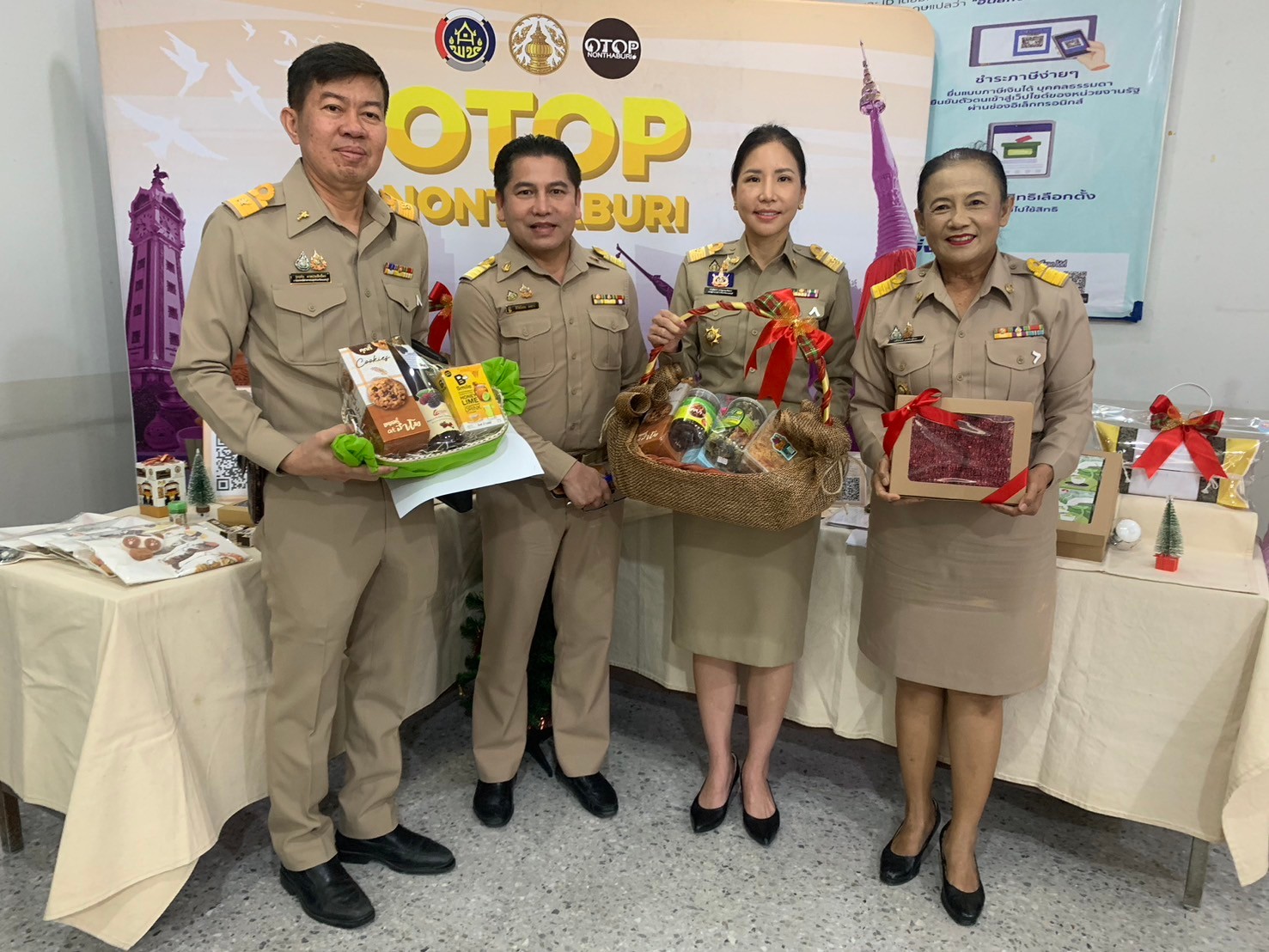 พช.นนท์ จัดบู๊ทแสดงและจำหน่ายกระเช้าผลิตภัณฑ์ OTOP