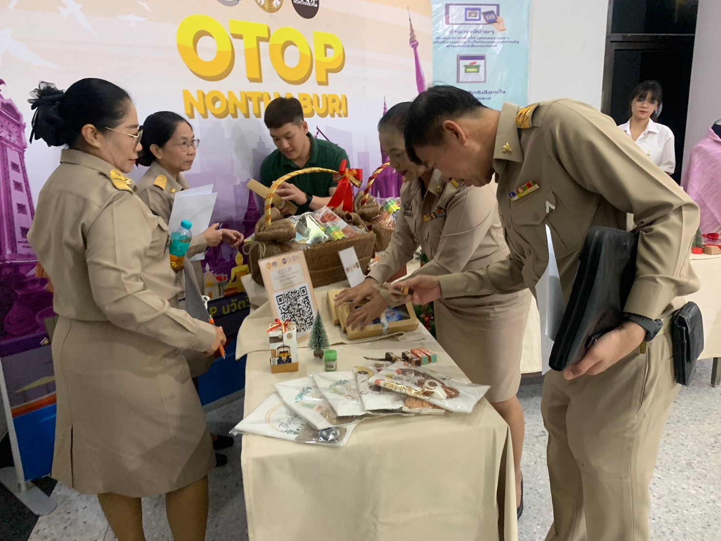 พช.นนท์ จัดบู๊ทแสดงและจำหน่ายกระเช้าผลิตภัณฑ์ OTOP