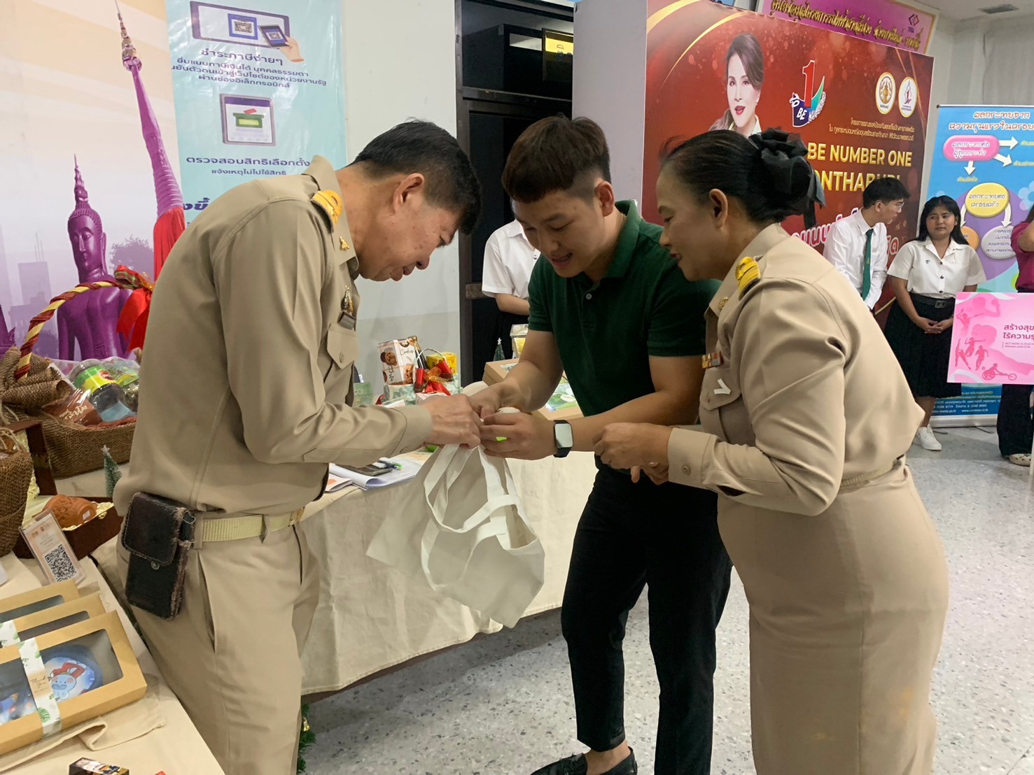 พช.นนท์ จัดบู๊ทแสดงและจำหน่ายกระเช้าผลิตภัณฑ์ OTOP