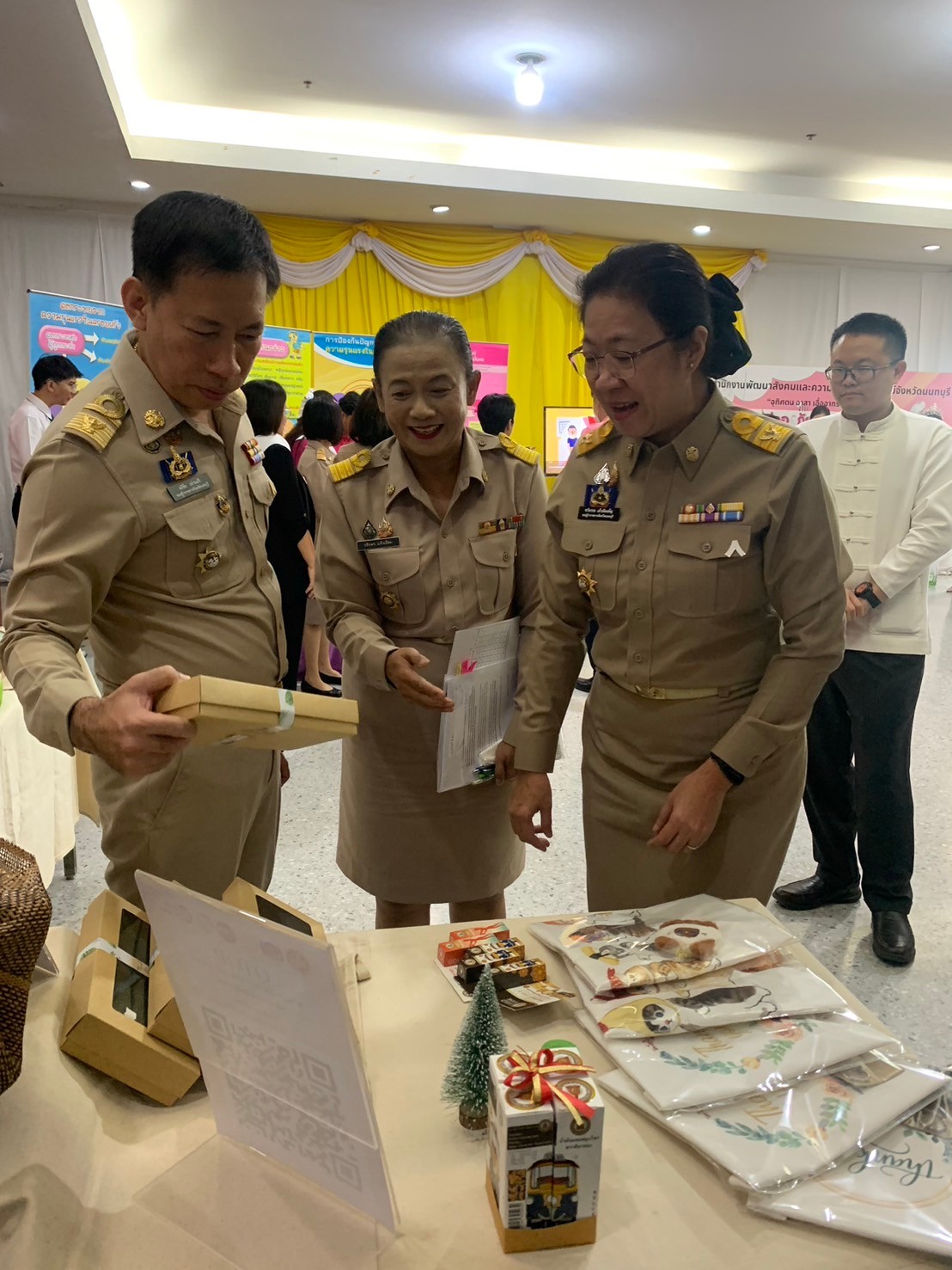 พช.นนท์ จัดบู๊ทแสดงและจำหน่ายกระเช้าผลิตภัณฑ์ OTOP