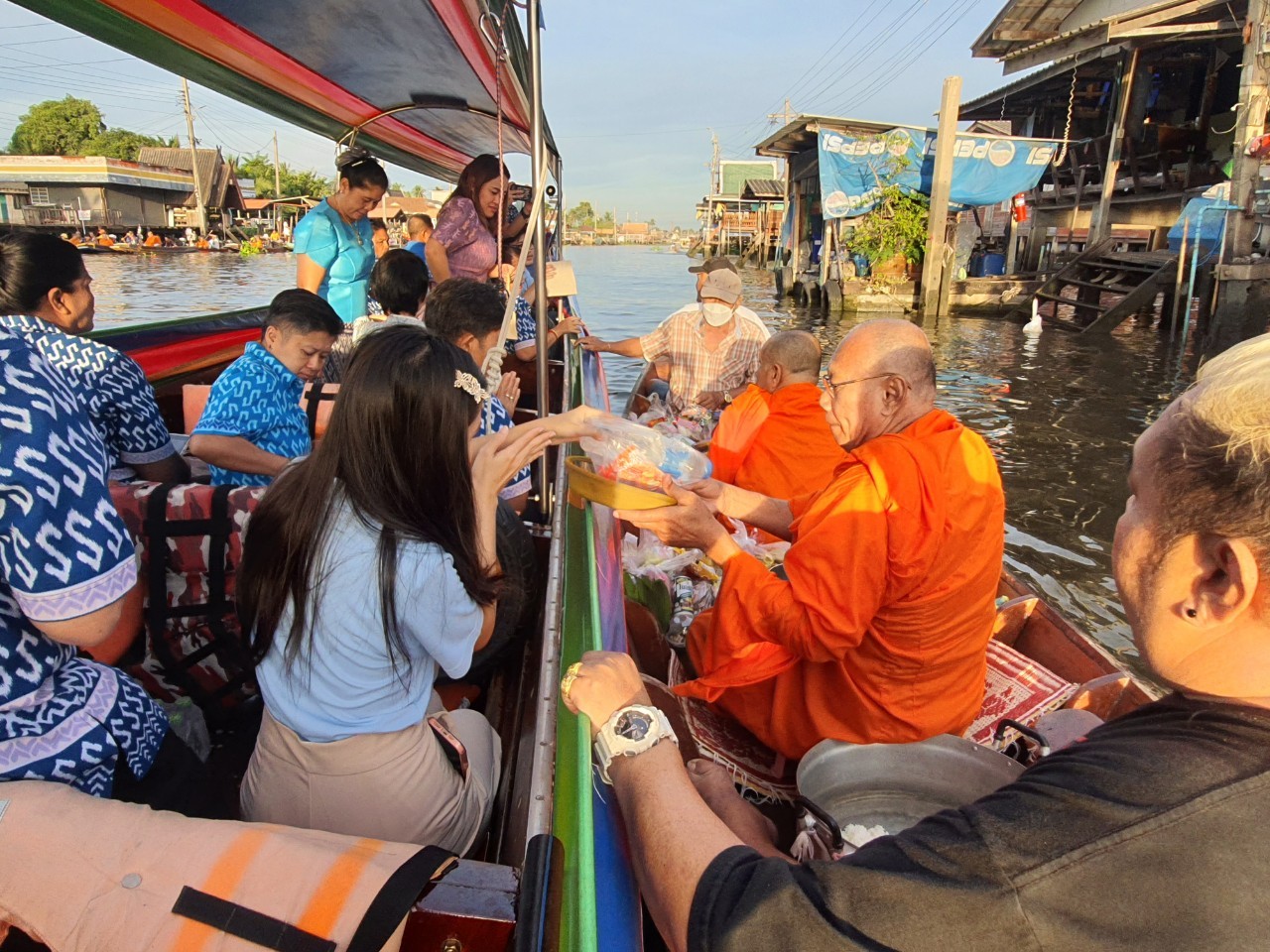 พช.นนทบุรีร่วมประเพณีการทำบุญตักบาตรพระร้อยแปด