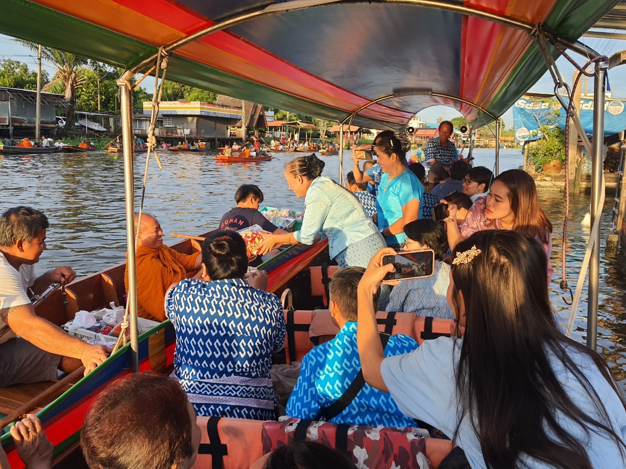 พช.นนทบุรีร่วมประเพณีการทำบุญตักบาตรพระร้อยแปด