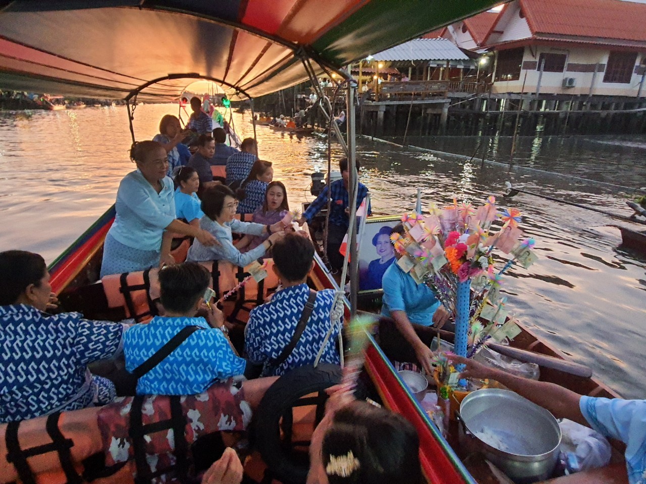 พช.นนทบุรีร่วมประเพณีการทำบุญตักบาตรพระร้อยแปด