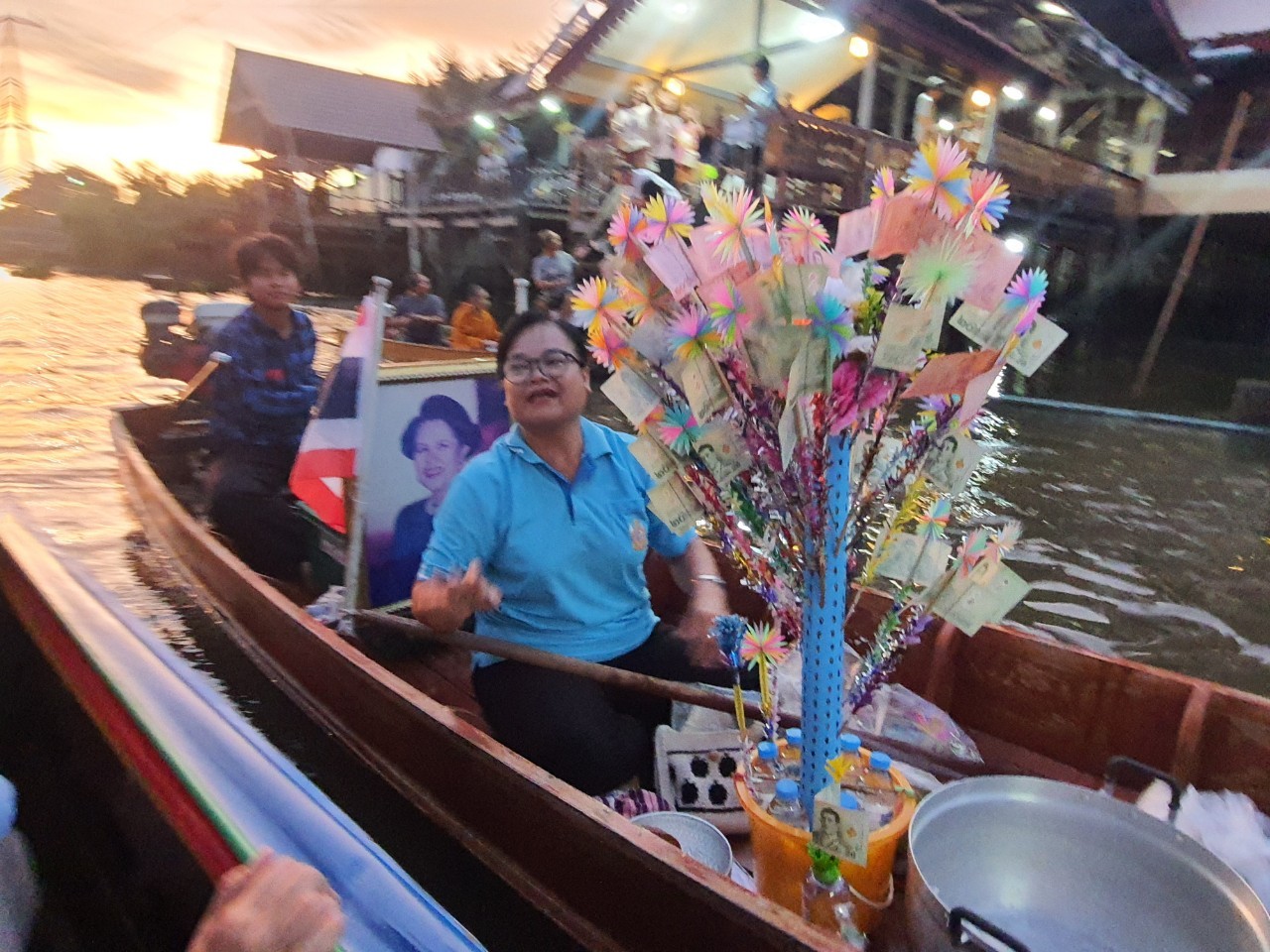 พช.นนทบุรีร่วมประเพณีการทำบุญตักบาตรพระร้อยแปด