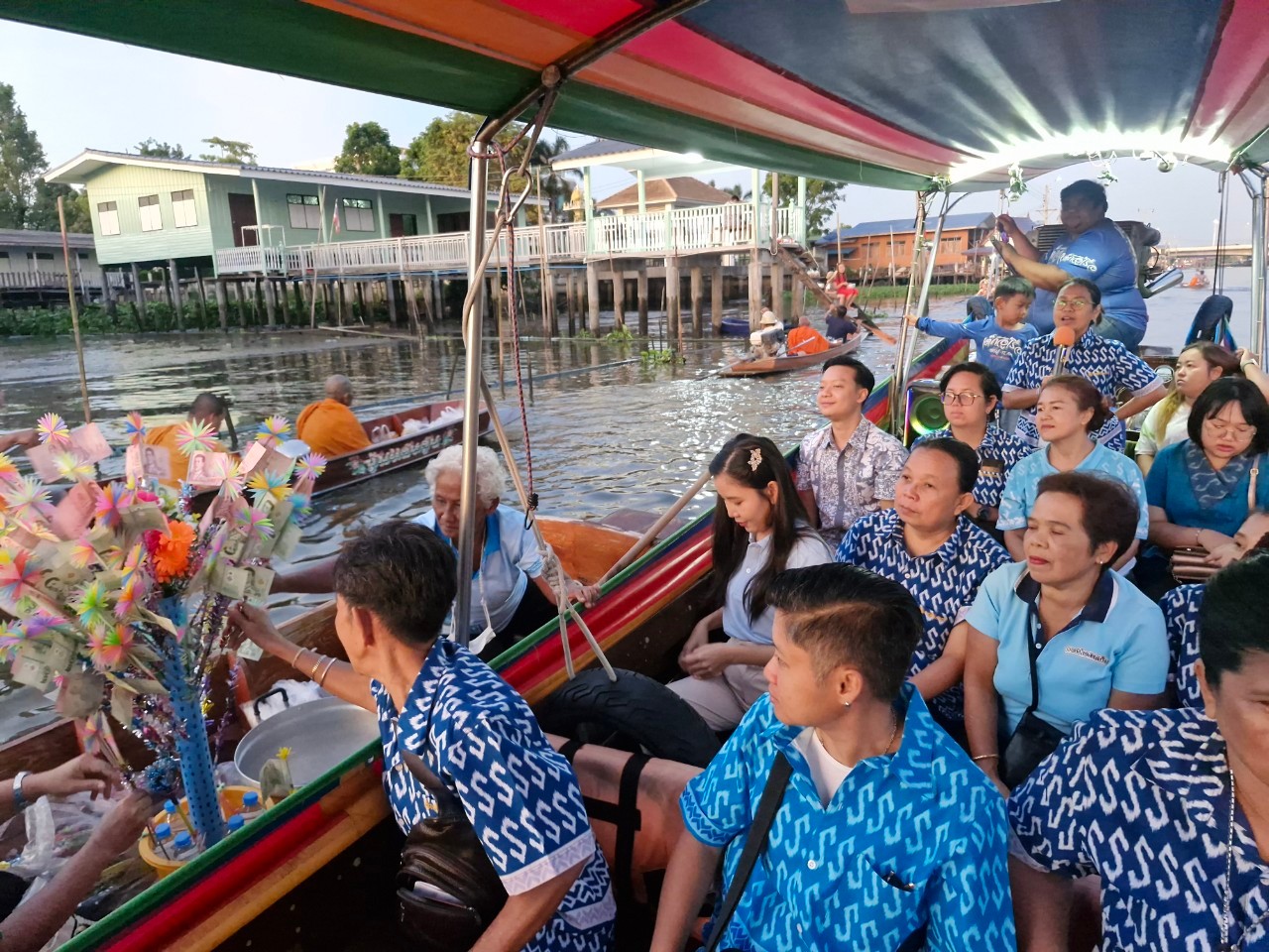 พช.นนทบุรีร่วมประเพณีการทำบุญตักบาตรพระร้อยแปด