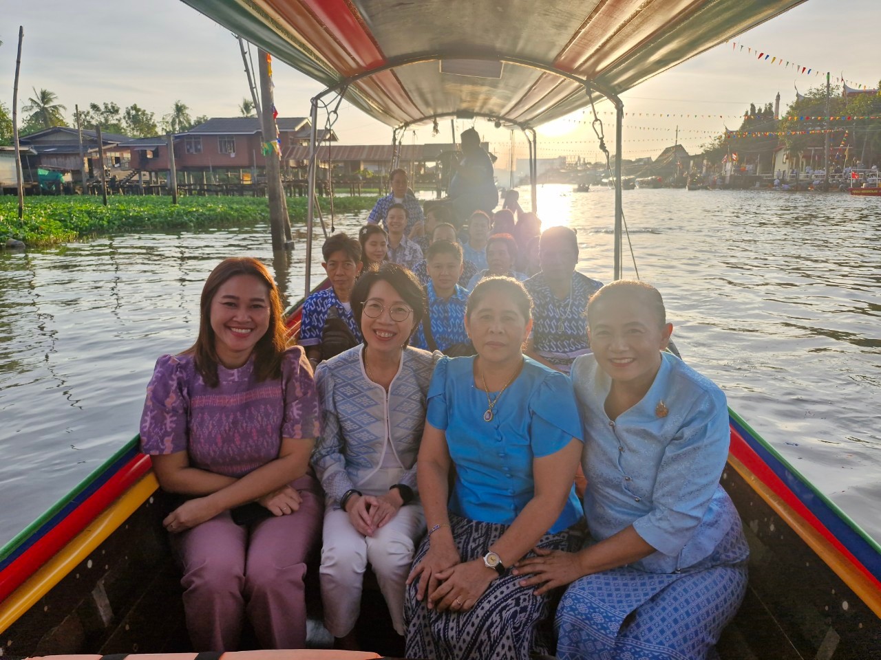 พช.นนทบุรีร่วมประเพณีการทำบุญตักบาตรพระร้อยแปด