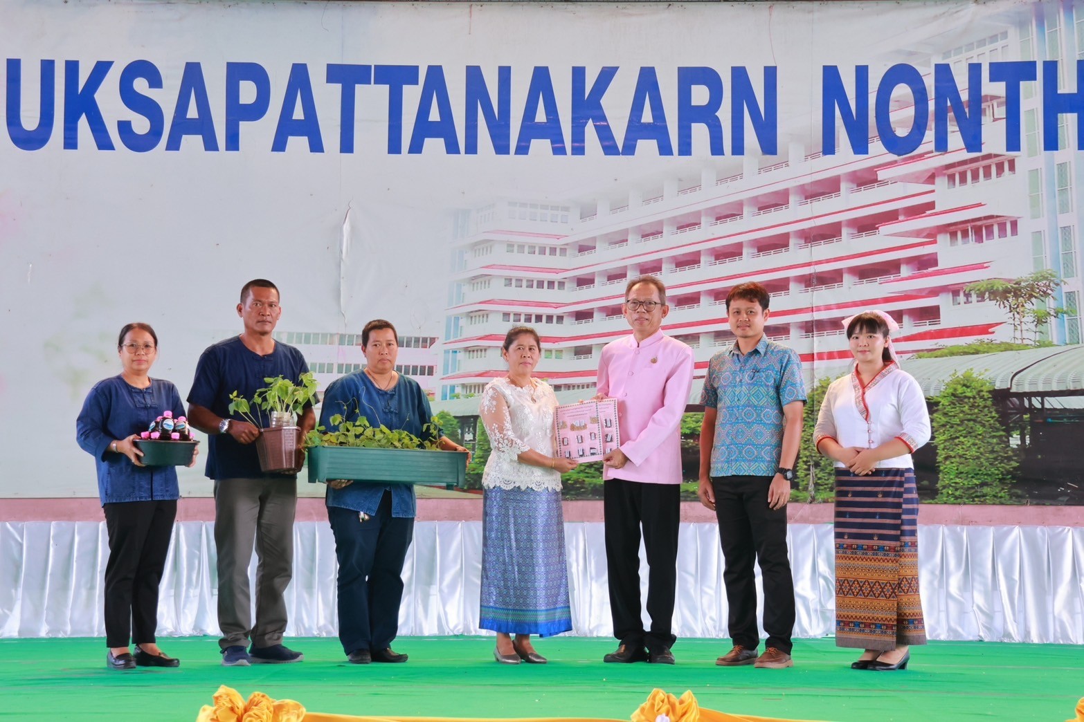 พช.นนทบุรี ยกทัพผู้ประกอบการจังหวัดนนทบุรีเนรมิตตลาดนัด ในกิจกรรมวันงานอาชีพรักษ์ภูมิปัญญาท้องถิ่นนนท์ โรงเรียนเตรียมอุดมศึกษาพัฒนาการ นนทบุรี