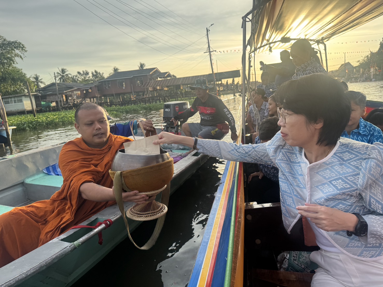 พช.นนทบุรีร่วมประเพณีการทำบุญตักบาตรพระร้อยแปด