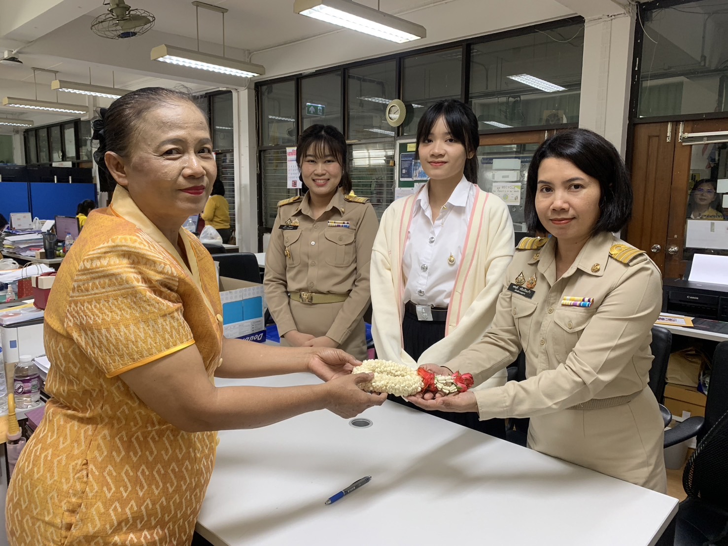 พช.นนท์ รับรายงานตัวข้าราชการและนักศึกษาฝึกสหกิจศึกษา เพื่อปฏิบัติหน้าที่ราชการสำนักงานพัฒนาชุมชนจังหวัดนนทบุรี