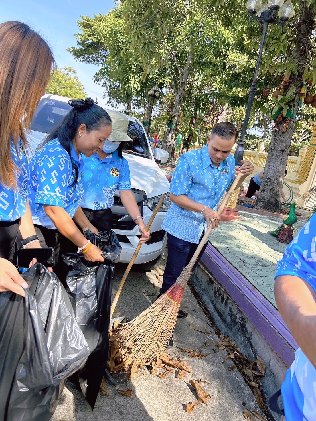 พช.บางบัวทอง พร้อมกับภาคีเครือข่ายกองทุนแม่ของแผ่นดินอำเภอบางบัวทอง จัดกิจกรรมจิตอาสา ๒๕ พฤศจิกายน วันกองทุนแม่ของแผ่นดิน ภายใต้แนวคิด “๒ ทศวรรษ กองทุนแม่ของแผ่นดิน ครอบครัวอบอุ่น ชุมชนเข้มแข็ง”