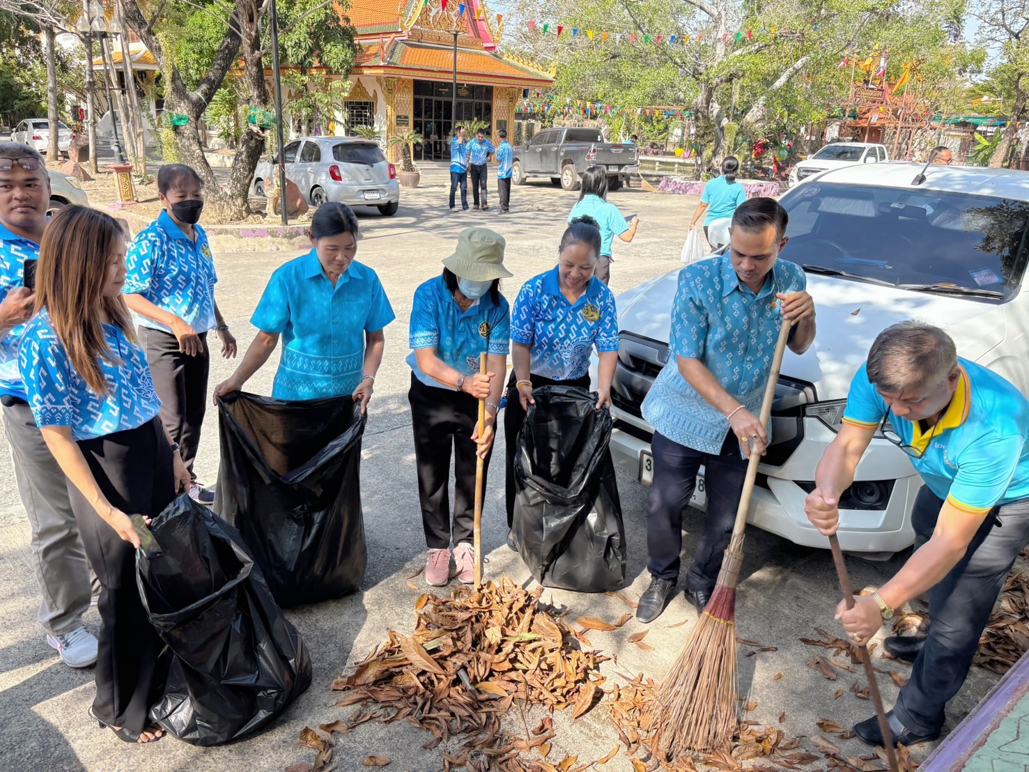 พช.บางบัวทอง พร้อมกับภาคีเครือข่ายกองทุนแม่ของแผ่นดินอำเภอบางบัวทอง จัดกิจกรรมจิตอาสา ๒๕ พฤศจิกายน วันกองทุนแม่ของแผ่นดิน ภายใต้แนวคิด “๒ ทศวรรษ กองทุนแม่ของแผ่นดิน ครอบครัวอบอุ่น ชุมชนเข้มแข็ง”
