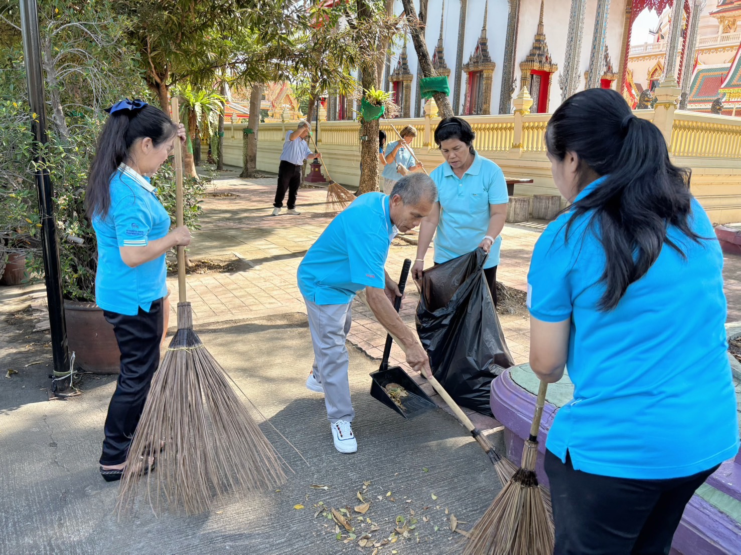 พช.บางบัวทอง พร้อมกับภาคีเครือข่ายกองทุนแม่ของแผ่นดินอำเภอบางบัวทอง จัดกิจกรรมจิตอาสา ๒๕ พฤศจิกายน วันกองทุนแม่ของแผ่นดิน ภายใต้แนวคิด “๒ ทศวรรษ กองทุนแม่ของแผ่นดิน ครอบครัวอบอุ่น ชุมชนเข้มแข็ง”