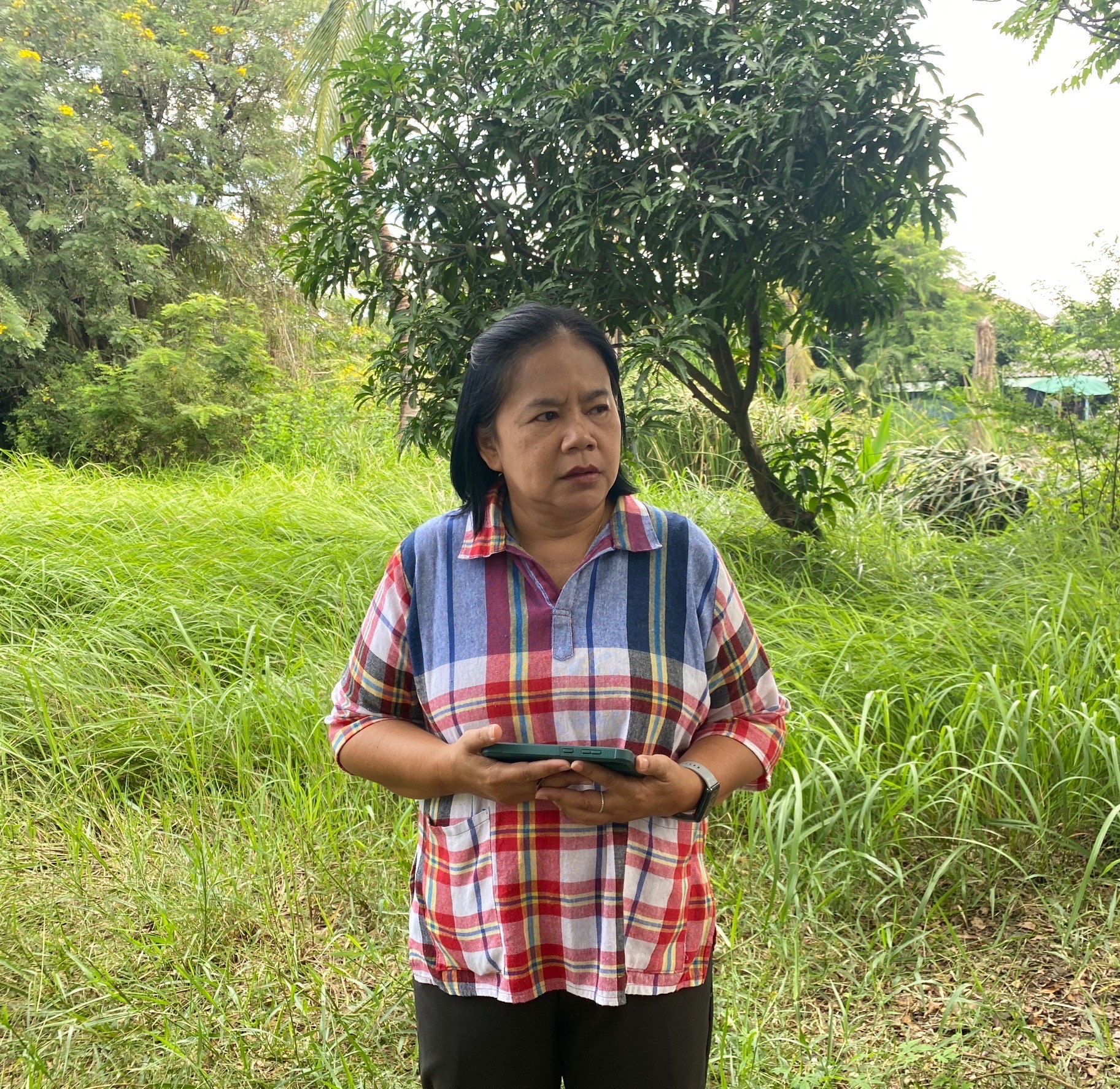 ”สพจ.นนทบุรี ร่วมกับ สพอ.ไทรน้อย ลงพื้นที่ติดตามการดำเนินโครงการเพื่อขอรับบ้านห่วงใจจากใจ GLO“