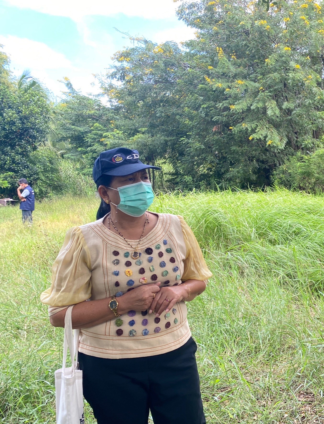 ”สพจ.นนทบุรี ร่วมกับ สพอ.ไทรน้อย ลงพื้นที่ติดตามการดำเนินโครงการเพื่อขอรับบ้านห่วงใจจากใจ GLO“