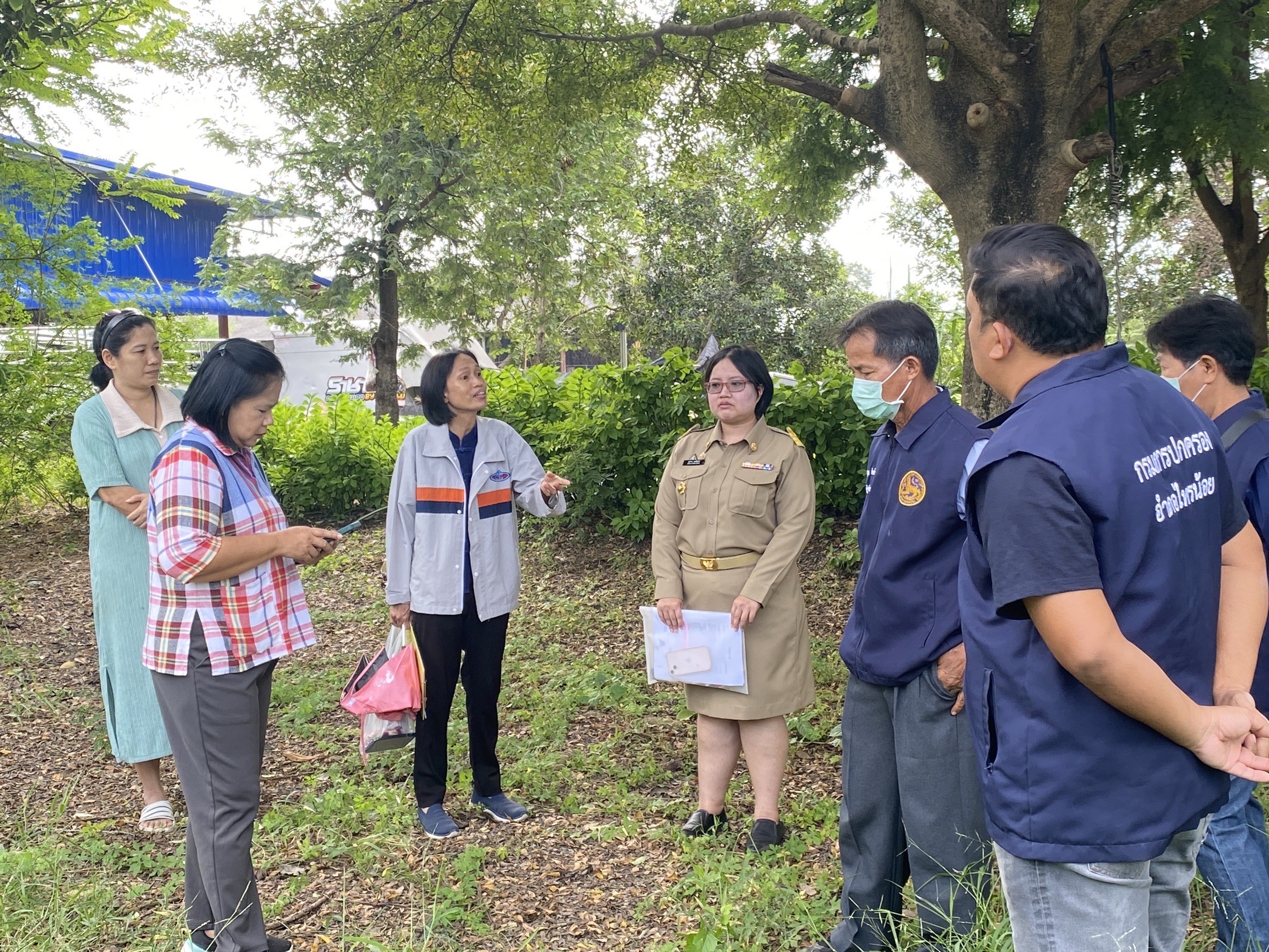 ”สพจ.นนทบุรี ร่วมกับ สพอ.ไทรน้อย ลงพื้นที่ติดตามการดำเนินโครงการเพื่อขอรับบ้านห่วงใจจากใจ GLO“
