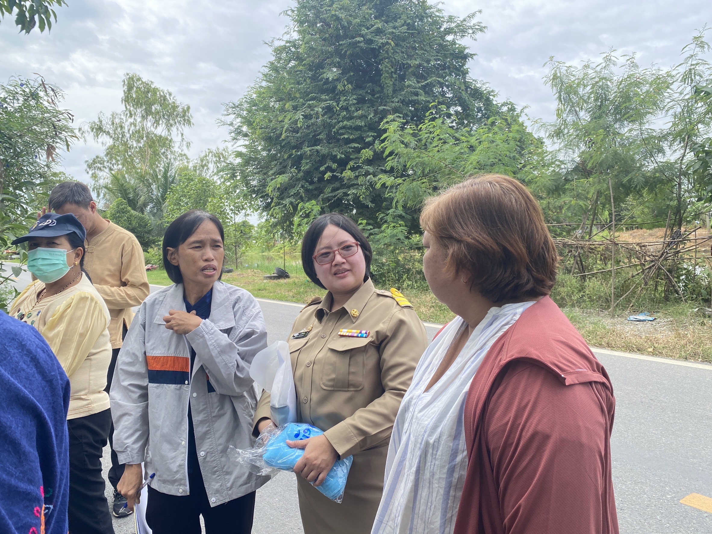 ”สพจ.นนทบุรี ร่วมกับ สพอ.ไทรน้อย ลงพื้นที่ติดตามการดำเนินโครงการเพื่อขอรับบ้านห่วงใจจากใจ GLO“