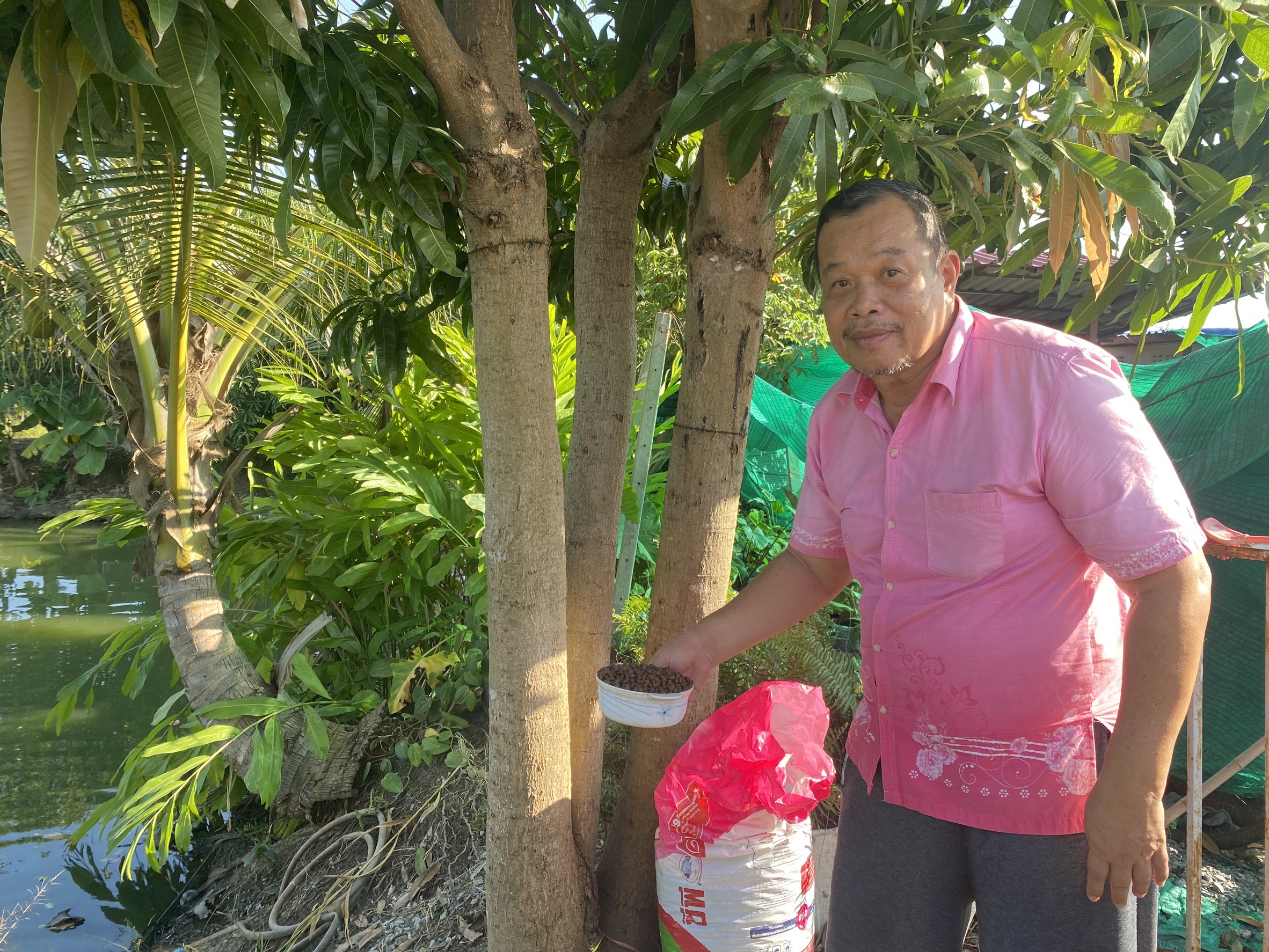 ”สพอ.ไทรน้อยลงพื้นที่เยี่ยมเยือนครัวเรือนต้นแบบการปลูกผักสวนครัวเพื่อสร้างความมั่นคงทางอาหาร ในพื้นที่ตำบลไทรน้อย“