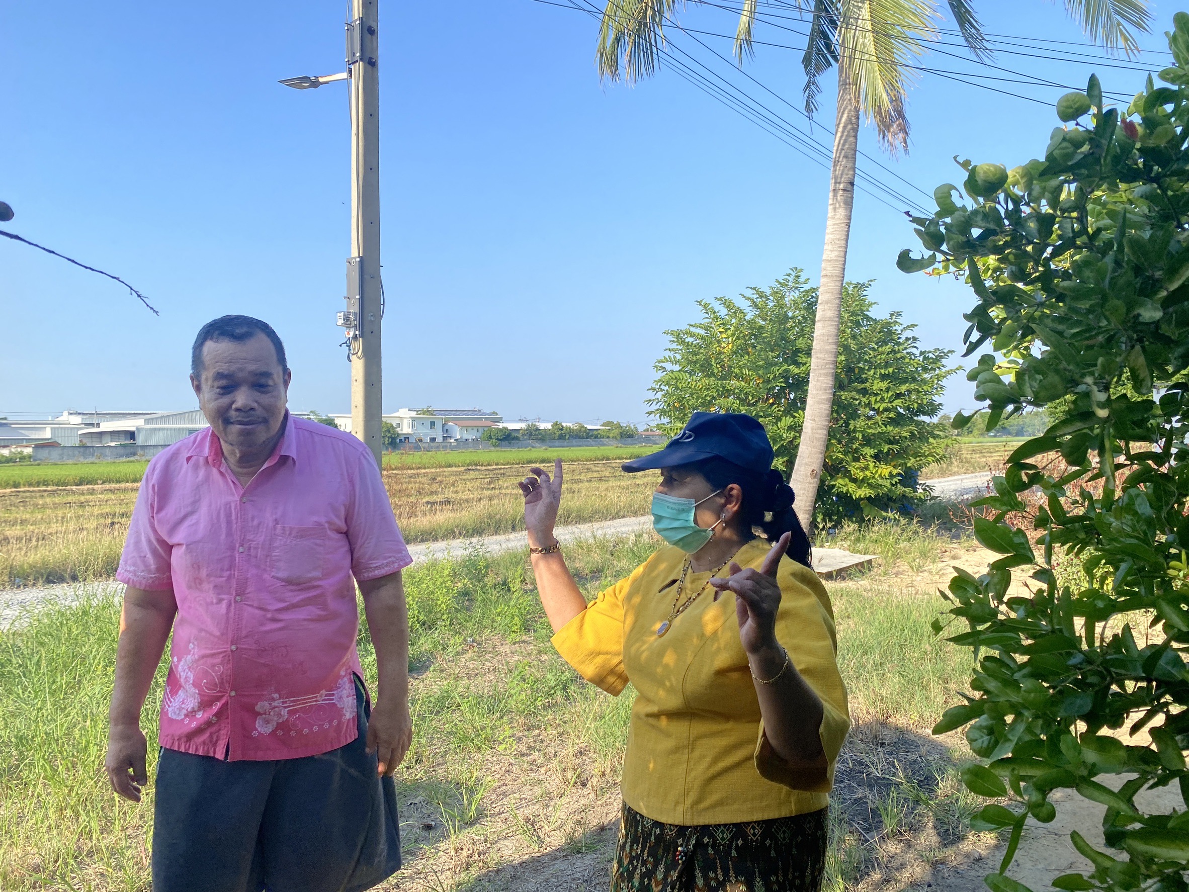”สพอ.ไทรน้อยลงพื้นที่เยี่ยมเยือนครัวเรือนต้นแบบการปลูกผักสวนครัวเพื่อสร้างความมั่นคงทางอาหาร ในพื้นที่ตำบลไทรน้อย“
