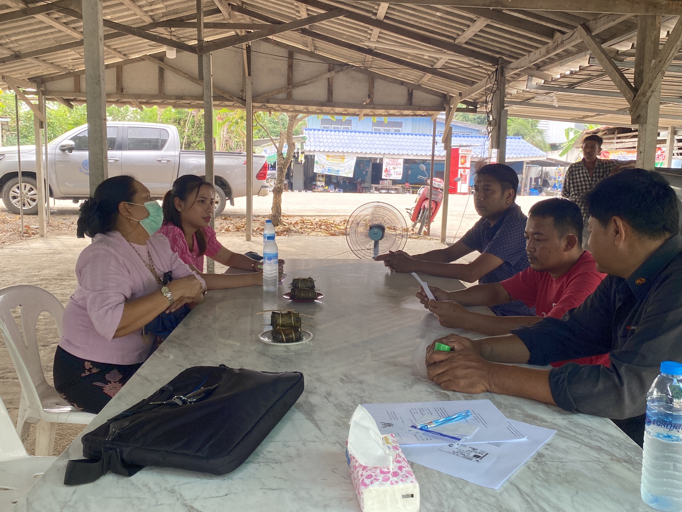 สพอ.ไทรน้อยลงพื้นที่ติดตามและสนับสนุนการดำเนินโครงการ กข.คจ. และประเมินหมู่บ้านต้นกล้า กองทุนแม่ของแผ่นดิน“