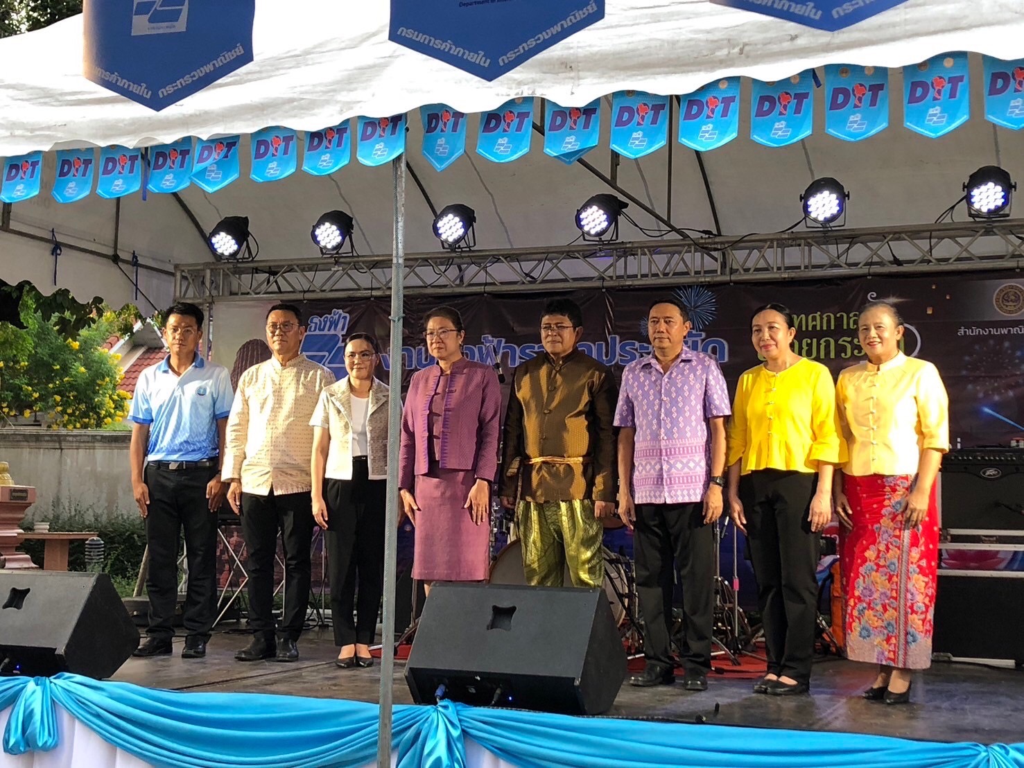 นางระวีพรรณ แก้วเพียงเพ็ญ รองผู้ว่าราชการจังหวัดนนทบุรี เป็นประธานเปิดงาน “โครงการฟื้นฟูเศรษฐกิจ ตลาดพาณิชย์ @ นนทบุรี กิจกรรมธงฟ้าราคาประหยัด ”