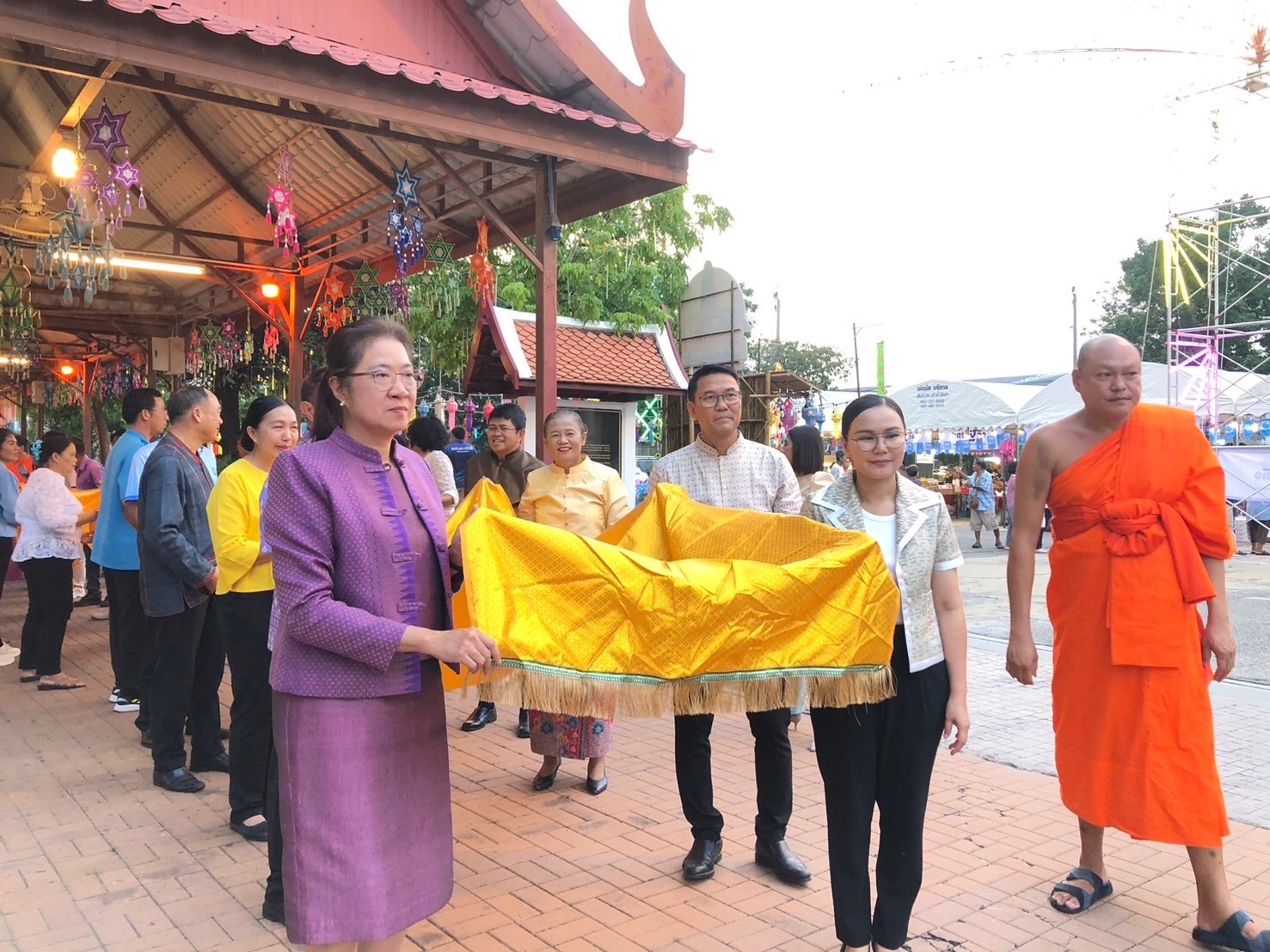 นางระวีพรรณ แก้วเพียงเพ็ญ รองผู้ว่าราชการจังหวัดนนทบุรี เป็นประธานเปิดงาน “โครงการฟื้นฟูเศรษฐกิจ ตลาดพาณิชย์ @ นนทบุรี กิจกรรมธงฟ้าราคาประหยัด ”