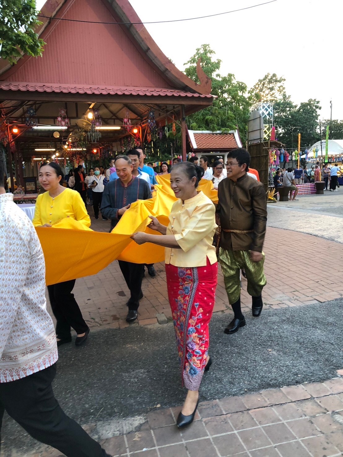 นางระวีพรรณ แก้วเพียงเพ็ญ รองผู้ว่าราชการจังหวัดนนทบุรี เป็นประธานเปิดงาน “โครงการฟื้นฟูเศรษฐกิจ ตลาดพาณิชย์ @ นนทบุรี กิจกรรมธงฟ้าราคาประหยัด ”