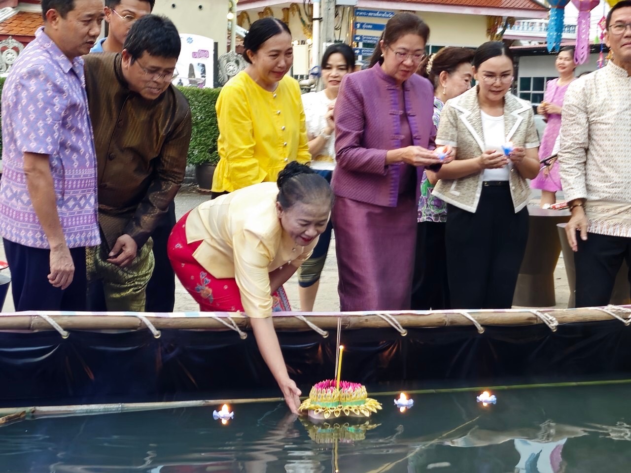 นางระวีพรรณ แก้วเพียงเพ็ญ รองผู้ว่าราชการจังหวัดนนทบุรี เป็นประธานเปิดงาน “โครงการฟื้นฟูเศรษฐกิจ ตลาดพาณิชย์ @ นนทบุรี กิจกรรมธงฟ้าราคาประหยัด ”