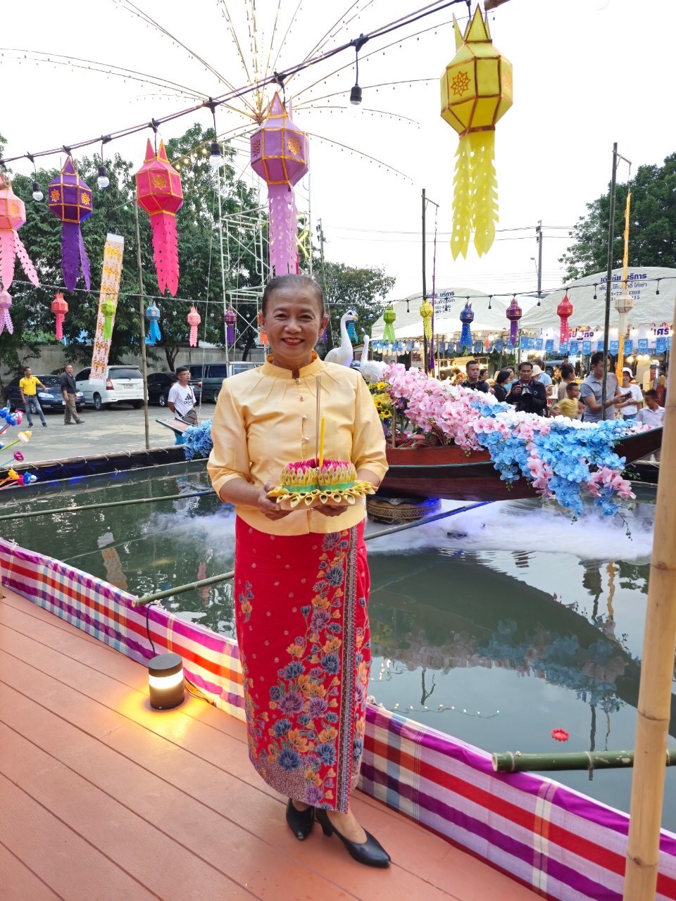 นางระวีพรรณ แก้วเพียงเพ็ญ รองผู้ว่าราชการจังหวัดนนทบุรี เป็นประธานเปิดงาน “โครงการฟื้นฟูเศรษฐกิจ ตลาดพาณิชย์ @ นนทบุรี กิจกรรมธงฟ้าราคาประหยัด ”