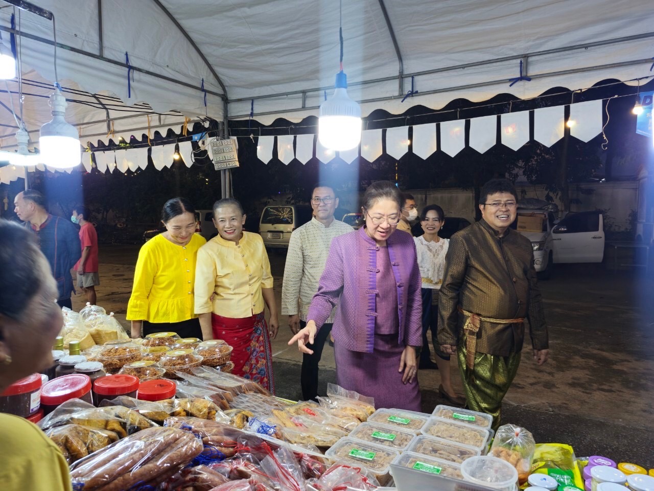 นางระวีพรรณ แก้วเพียงเพ็ญ รองผู้ว่าราชการจังหวัดนนทบุรี เป็นประธานเปิดงาน “โครงการฟื้นฟูเศรษฐกิจ ตลาดพาณิชย์ @ นนทบุรี กิจกรรมธงฟ้าราคาประหยัด ”