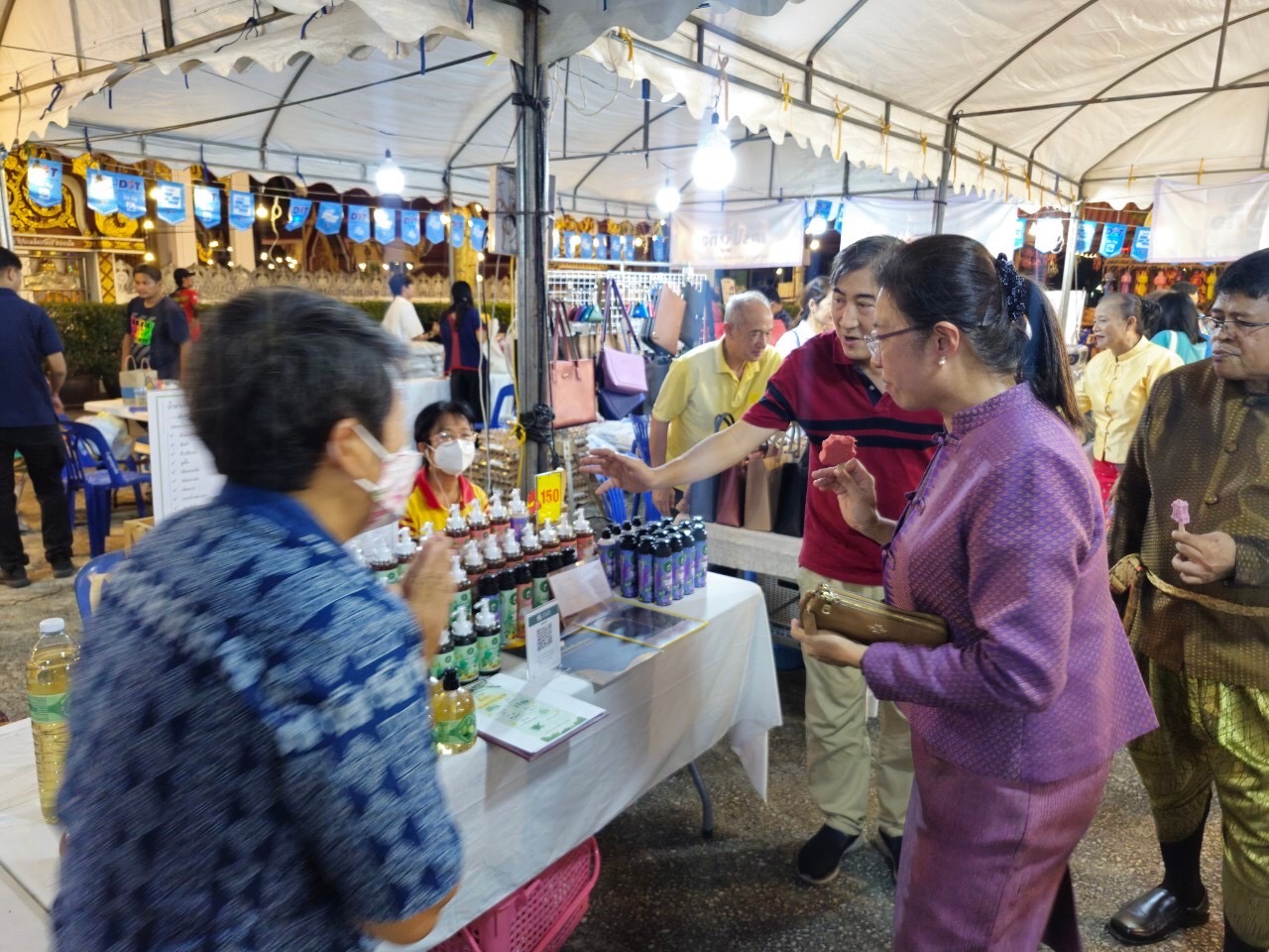 นางระวีพรรณ แก้วเพียงเพ็ญ รองผู้ว่าราชการจังหวัดนนทบุรี เป็นประธานเปิดงาน “โครงการฟื้นฟูเศรษฐกิจ ตลาดพาณิชย์ @ นนทบุรี กิจกรรมธงฟ้าราคาประหยัด ”