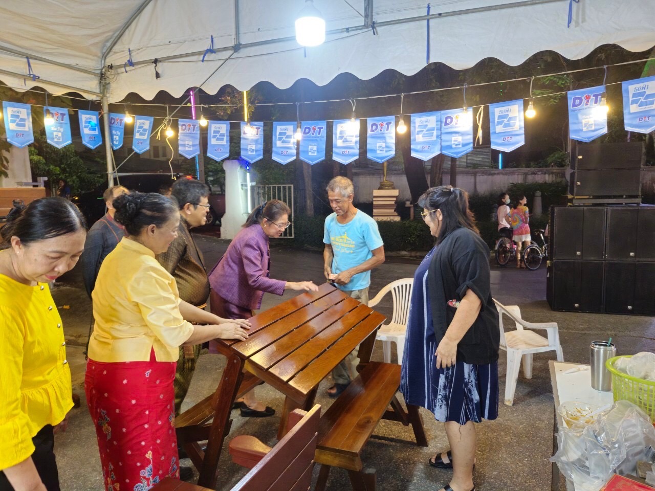 นางระวีพรรณ แก้วเพียงเพ็ญ รองผู้ว่าราชการจังหวัดนนทบุรี เป็นประธานเปิดงาน “โครงการฟื้นฟูเศรษฐกิจ ตลาดพาณิชย์ @ นนทบุรี กิจกรรมธงฟ้าราคาประหยัด ”