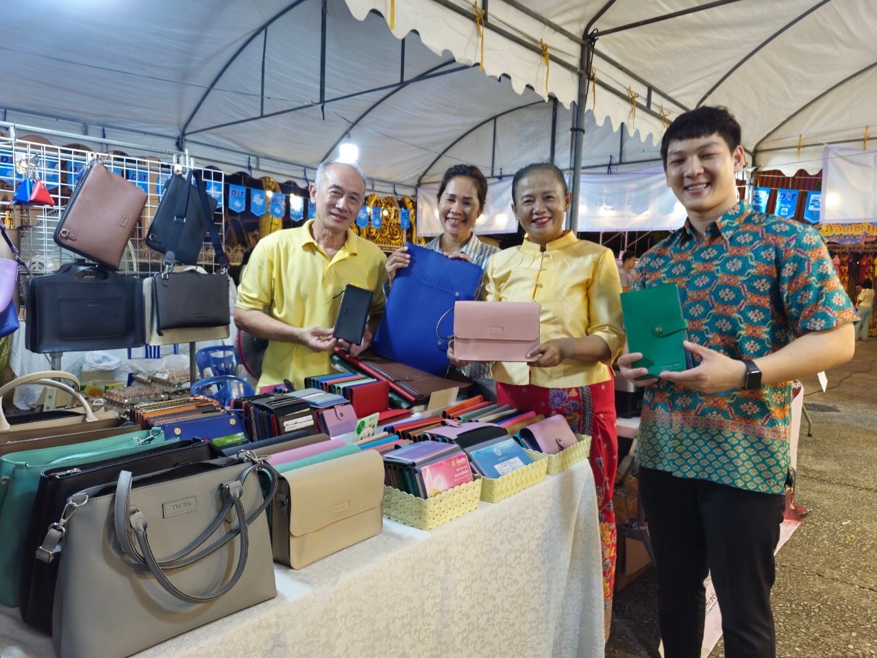 นางระวีพรรณ แก้วเพียงเพ็ญ รองผู้ว่าราชการจังหวัดนนทบุรี เป็นประธานเปิดงาน “โครงการฟื้นฟูเศรษฐกิจ ตลาดพาณิชย์ @ นนทบุรี กิจกรรมธงฟ้าราคาประหยัด ”