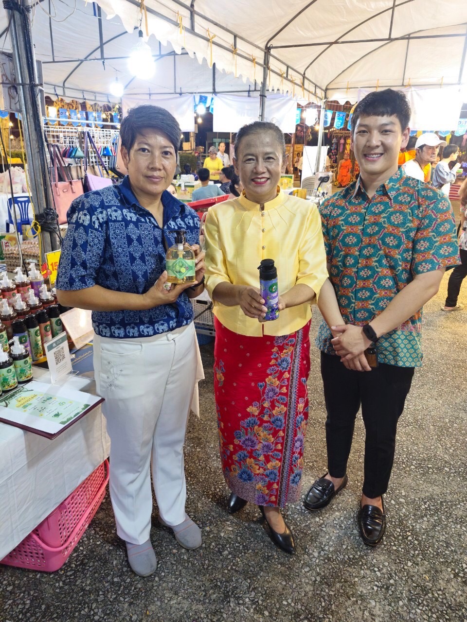 นางระวีพรรณ แก้วเพียงเพ็ญ รองผู้ว่าราชการจังหวัดนนทบุรี เป็นประธานเปิดงาน “โครงการฟื้นฟูเศรษฐกิจ ตลาดพาณิชย์ @ นนทบุรี กิจกรรมธงฟ้าราคาประหยัด ”