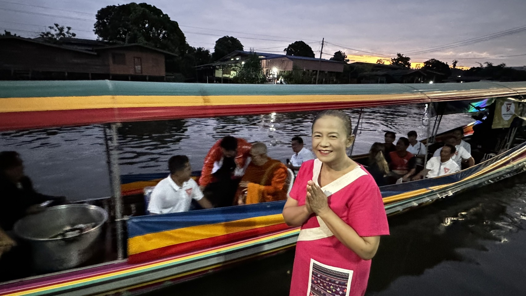 สพจ.นนท์ร่วมสืบสานประเพณีทำบุญตักบาตรพระ 108 คลองอ้อมนนท์