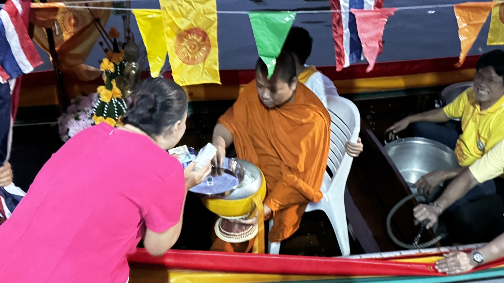 สพจ.นนท์ร่วมสืบสานประเพณีทำบุญตักบาตรพระ 108 คลองอ้อมนนท์