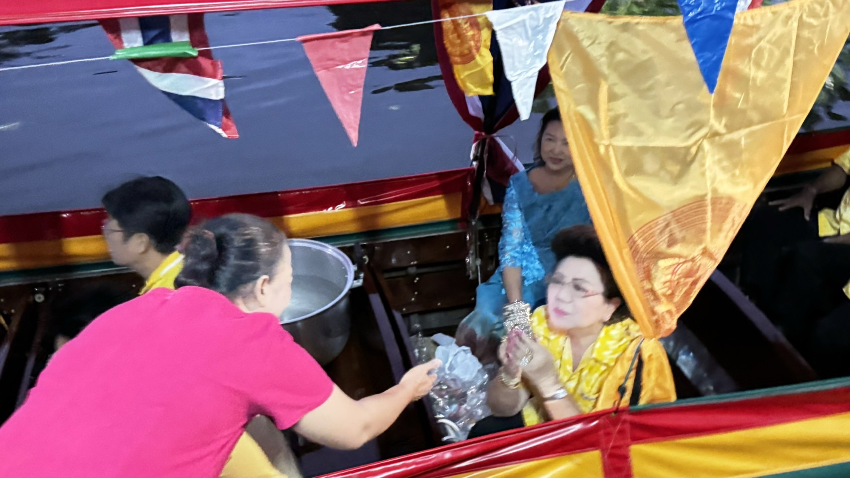 สพจ.นนท์ร่วมสืบสานประเพณีทำบุญตักบาตรพระ 108 คลองอ้อมนนท์