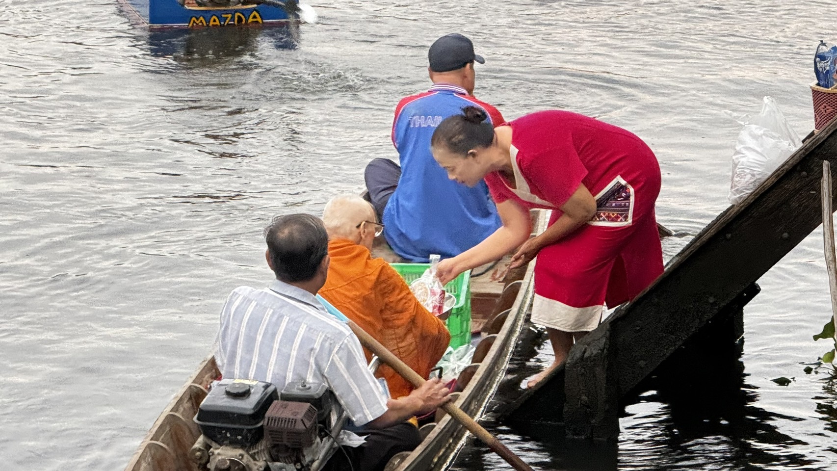 สพจ.นนท์ร่วมสืบสานประเพณีทำบุญตักบาตรพระ 108 คลองอ้อมนนท์
