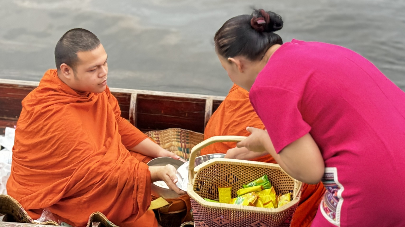 สพจ.นนท์ร่วมสืบสานประเพณีทำบุญตักบาตรพระ 108 คลองอ้อมนนท์