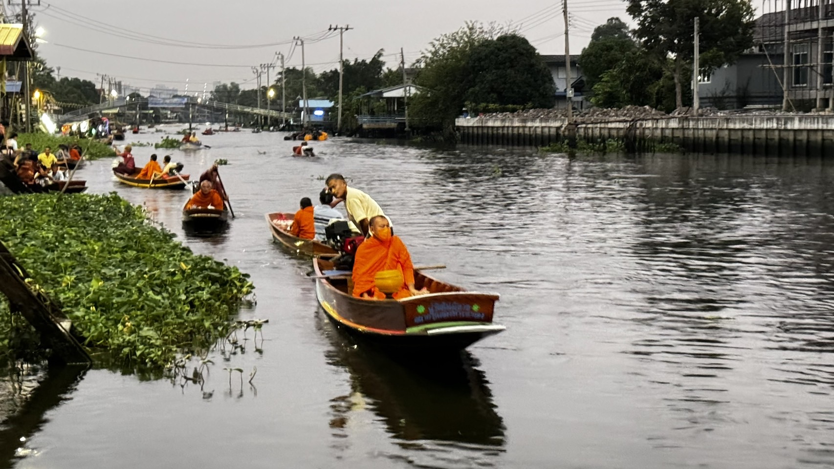สพจ.นนท์ร่วมสืบสานประเพณีทำบุญตักบาตรพระ 108 คลองอ้อมนนท์