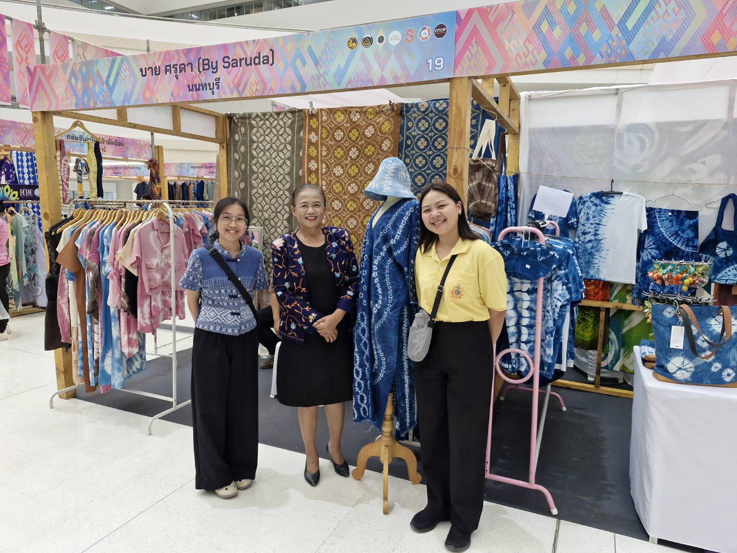 พช.นนท์เยี่ยมเยือนให้กำลังผู้ผลิตผู้ประกอบการ OTOP จังหวัดนนทบุรี