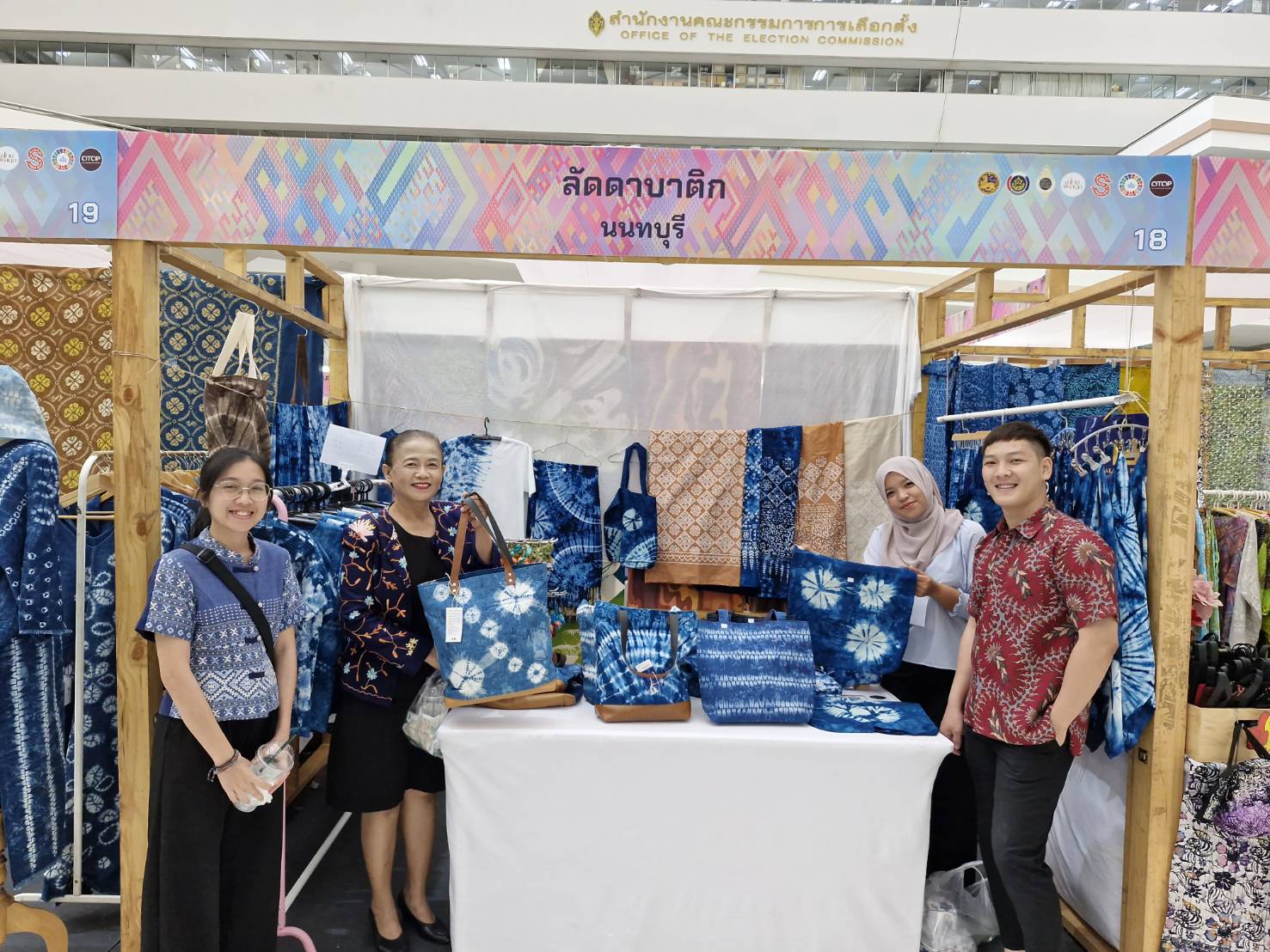 พช.นนท์เยี่ยมเยือนให้กำลังผู้ผลิตผู้ประกอบการ OTOP จังหวัดนนทบุรี