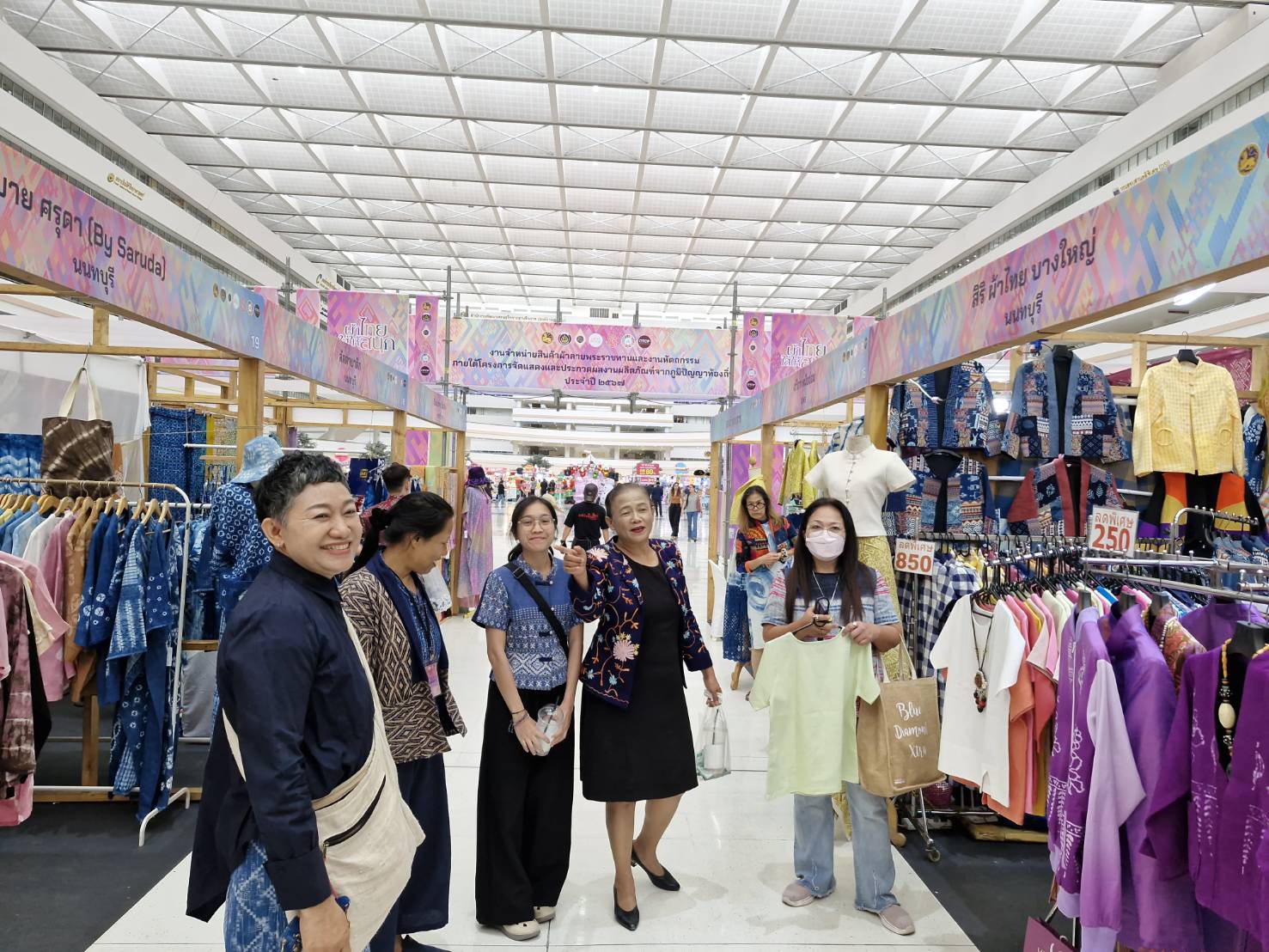 พช.นนท์เยี่ยมเยือนให้กำลังผู้ผลิตผู้ประกอบการ OTOP จังหวัดนนทบุรี