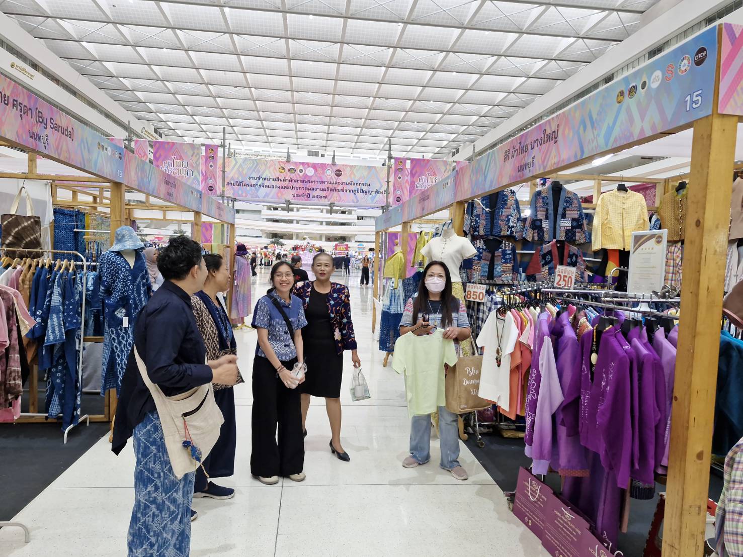 พช.นนท์เยี่ยมเยือนให้กำลังผู้ผลิตผู้ประกอบการ OTOP จังหวัดนนทบุรี