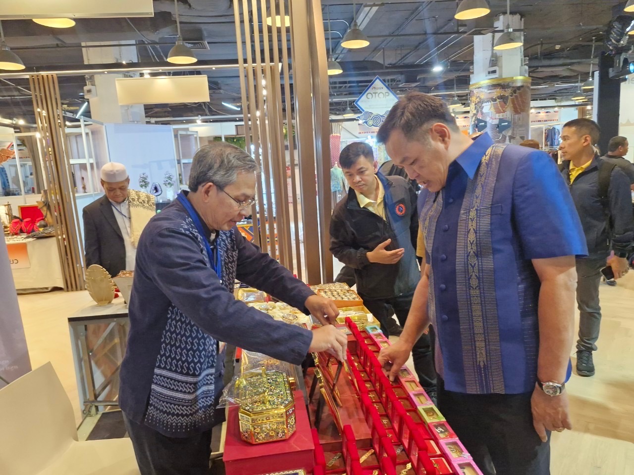 พช.นนทบุรีร่วมพิธีเปิดงาน PHENIX “OTOP DESTINATION ศูนย์รวมสินค้า OTOP ที่ดีที่สุดในกรุงเทพมหานคร”