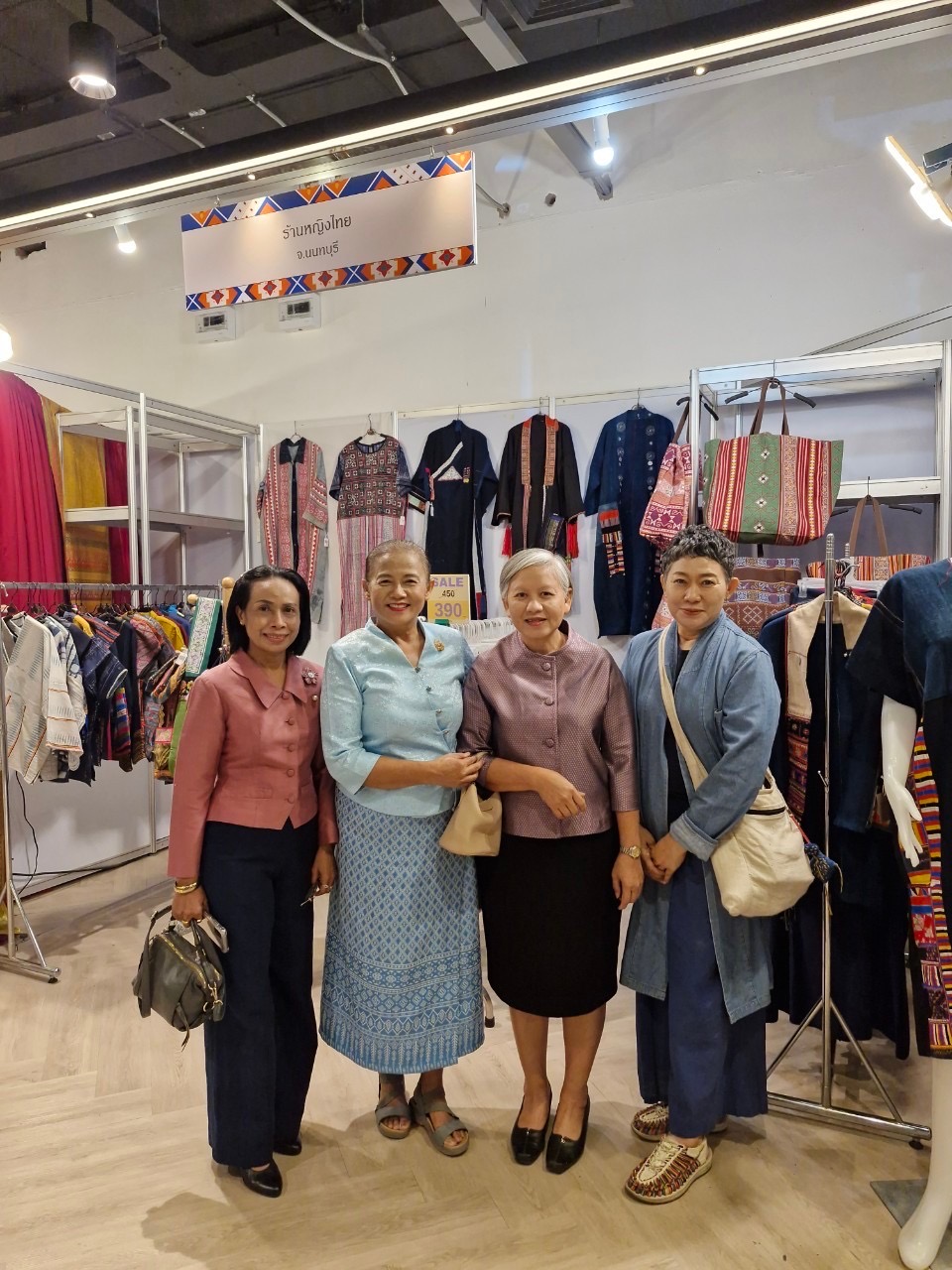 พช.นนทบุรีร่วมพิธีเปิดงาน PHENIX “OTOP DESTINATION ศูนย์รวมสินค้า OTOP ที่ดีที่สุดในกรุงเทพมหานคร”