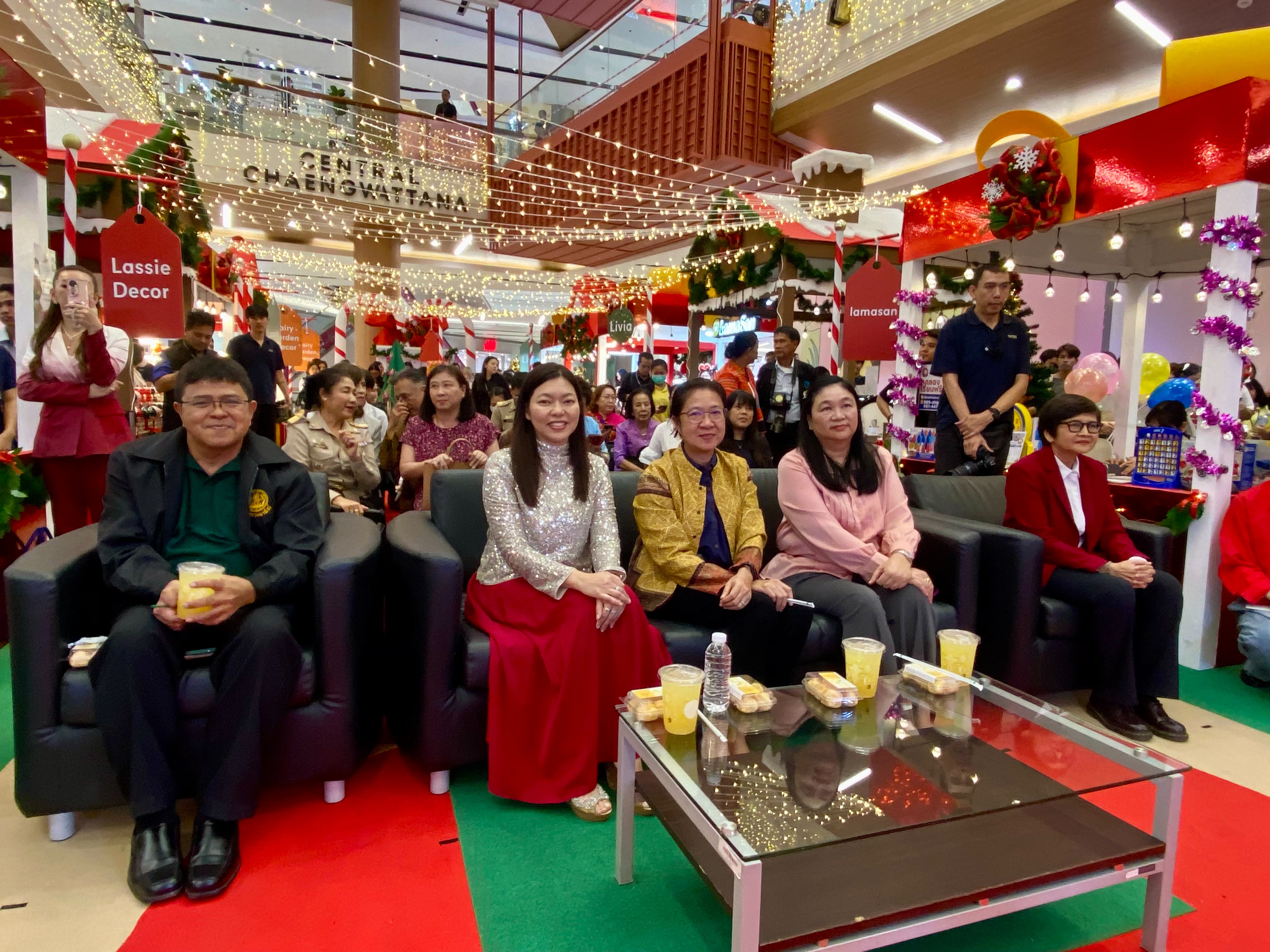 พช.นนท์ ร่วมพิธีเปิดงาน Light Up Christmas Tree Celebration ศูนย์การค้าเซ็นทรัลแจ้งวัฒนะ