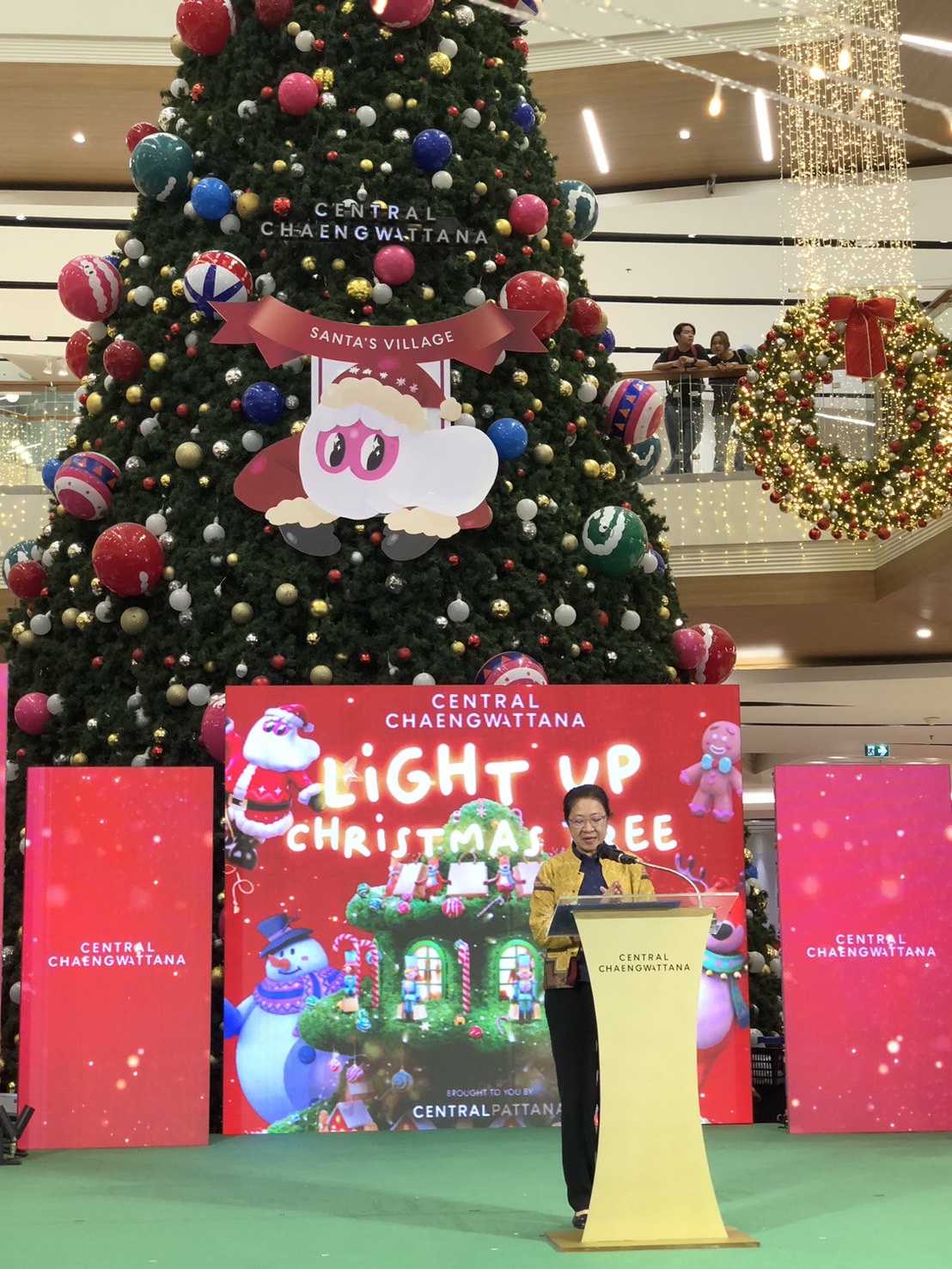 พช.นนท์ ร่วมพิธีเปิดงาน Light Up Christmas Tree Celebration ศูนย์การค้าเซ็นทรัลแจ้งวัฒนะ